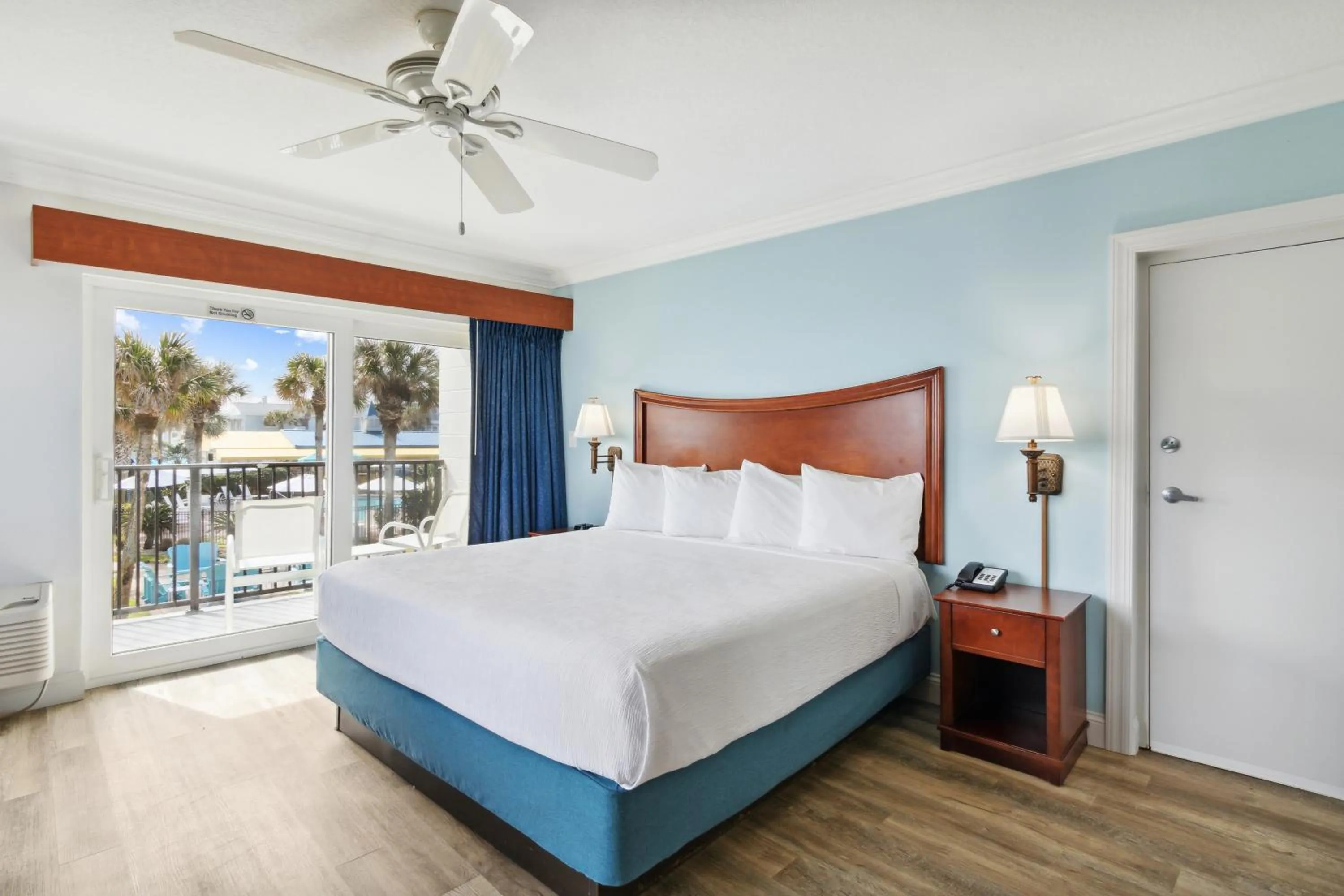 Bed in Seahorse Oceanfront Inn