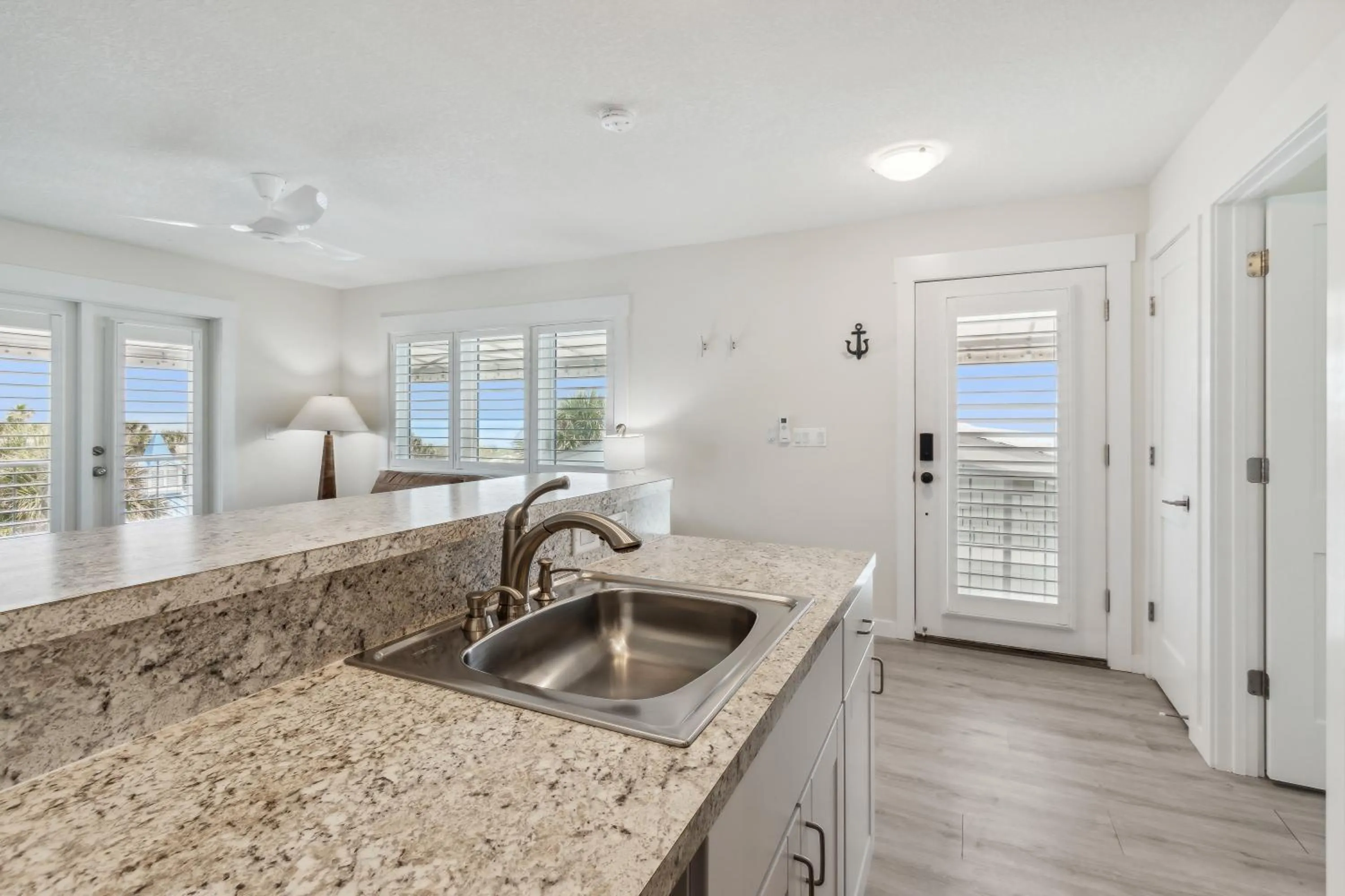 Kitchen or kitchenette in Seahorse Oceanfront Inn