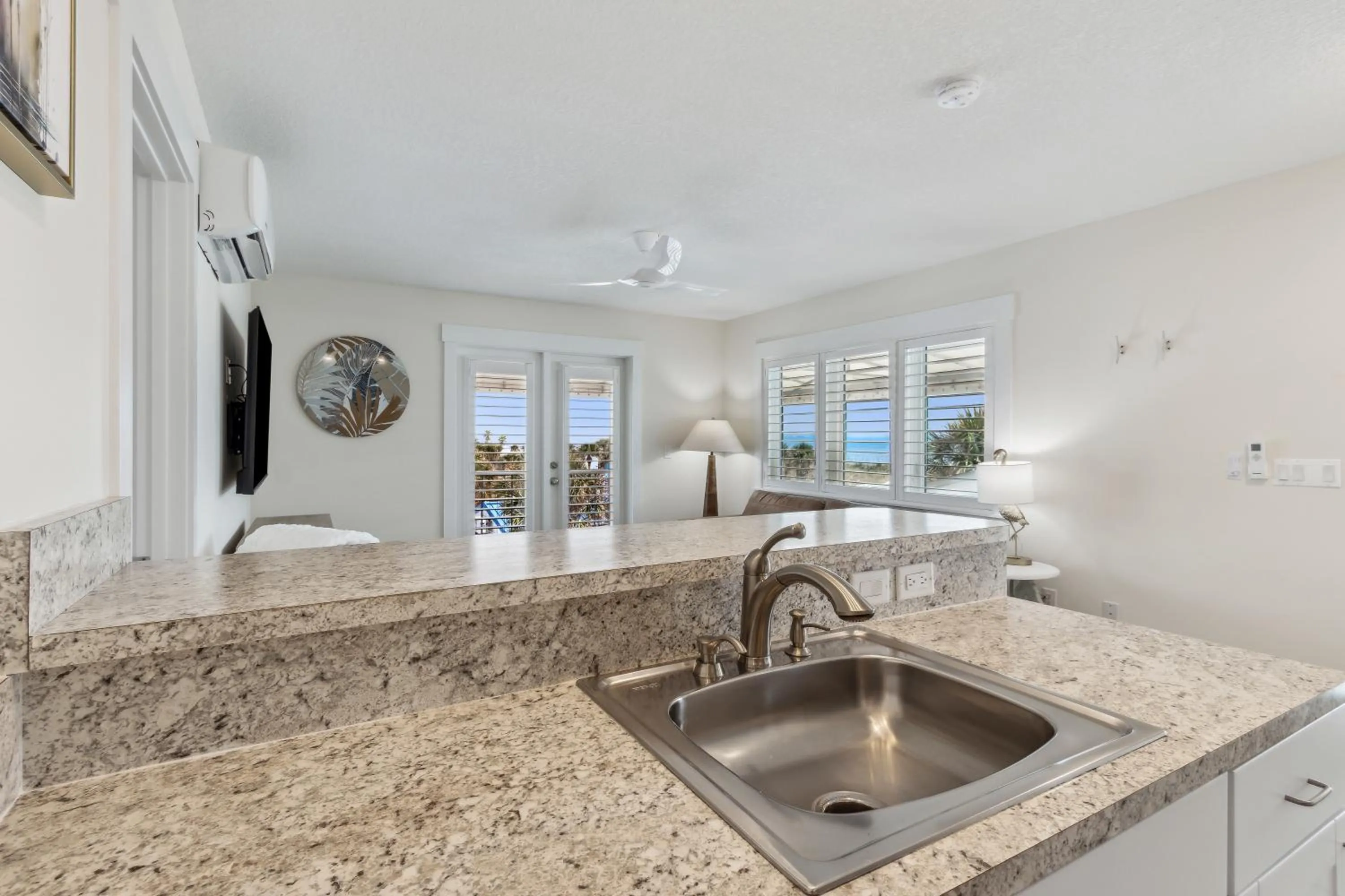 Kitchen or kitchenette in Seahorse Oceanfront Inn