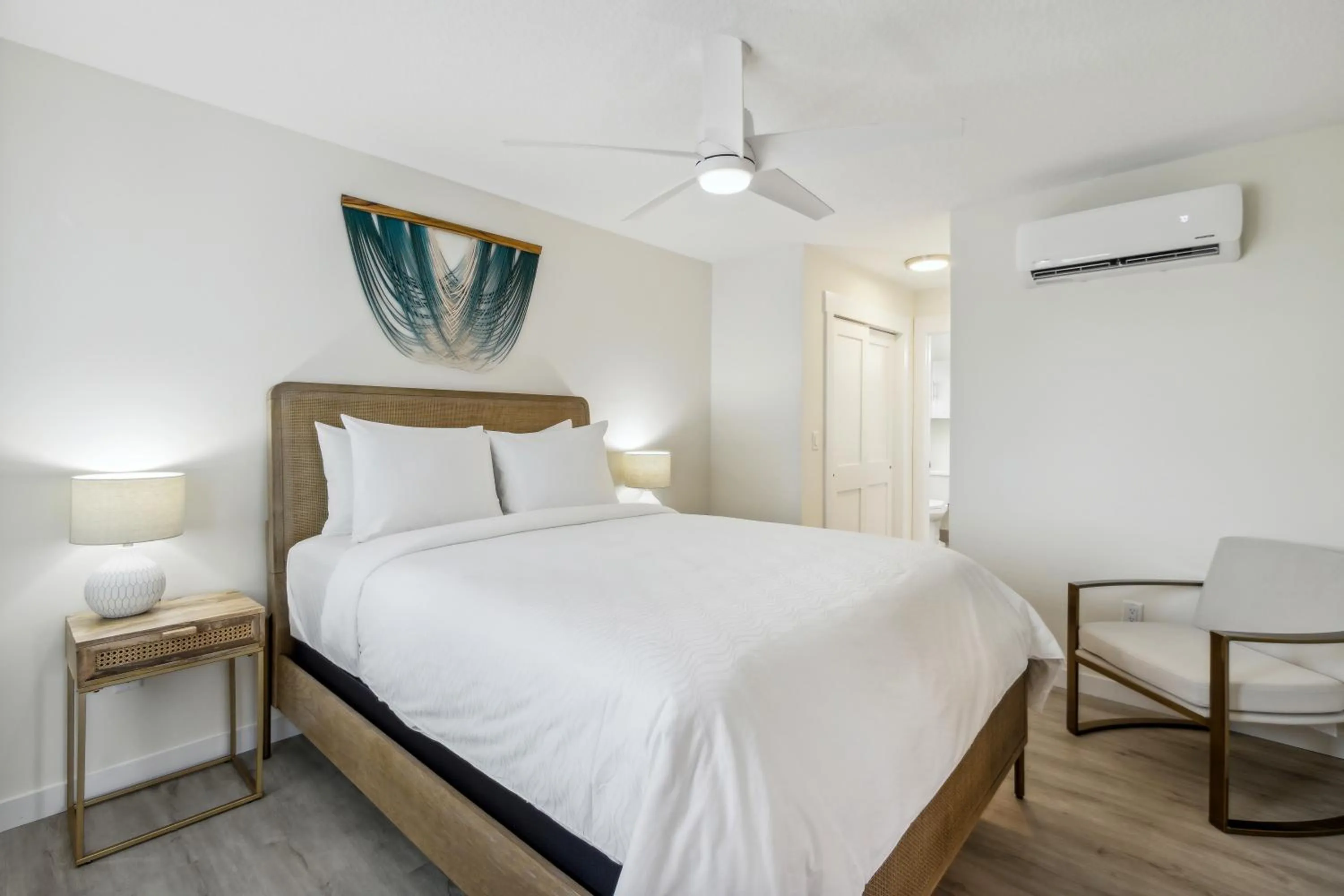 Bedroom, Bed in Seahorse Oceanfront Inn