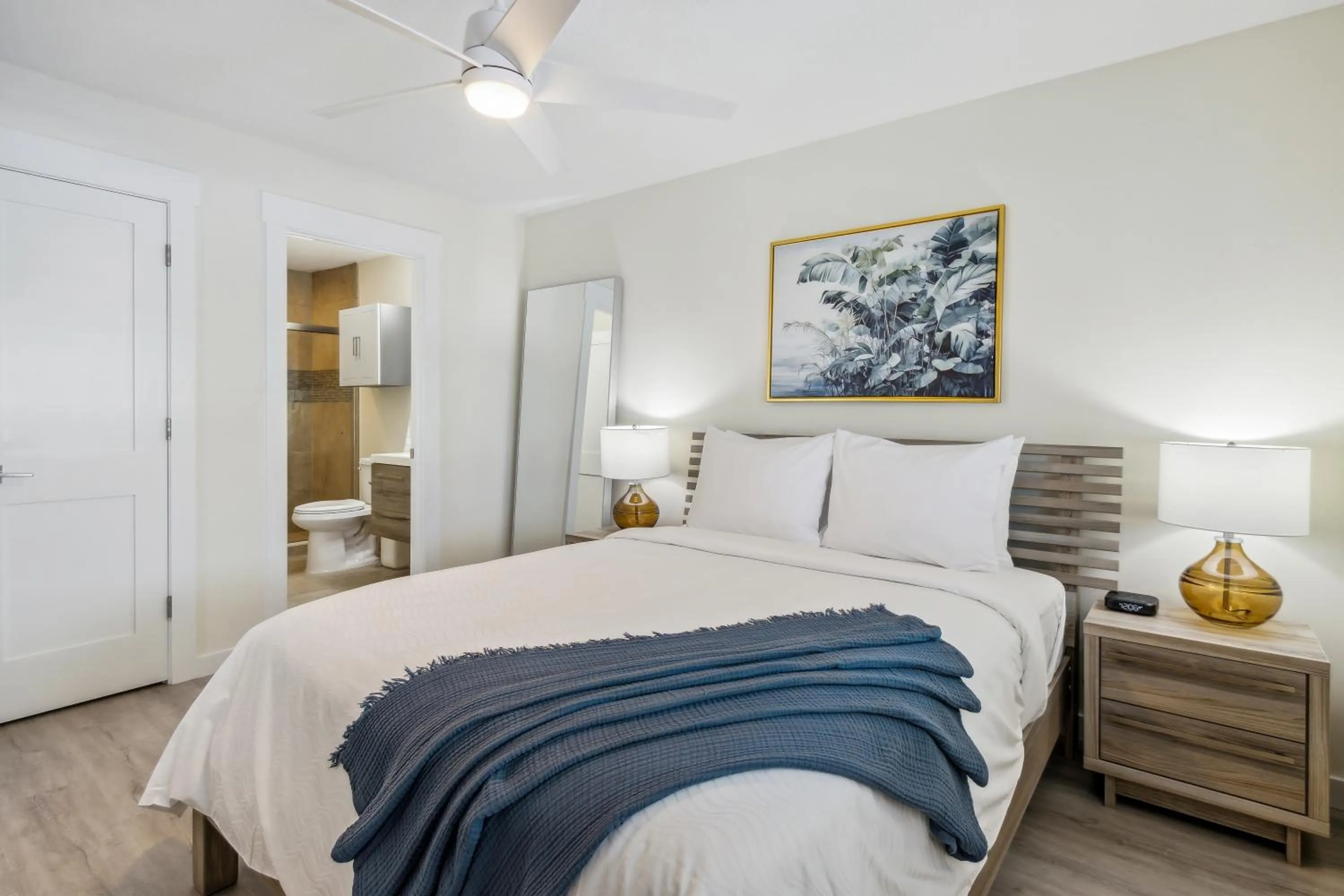 Bedroom, Bed in Seahorse Oceanfront Inn