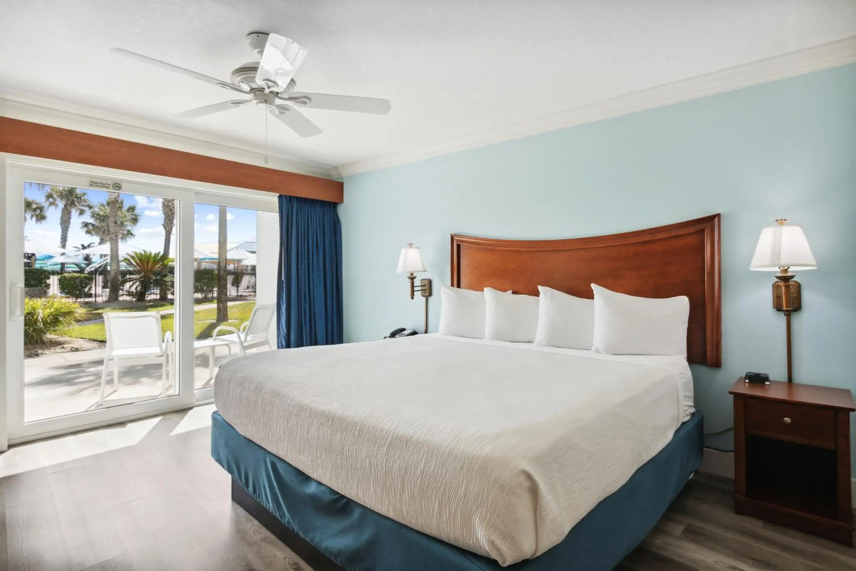 Bed in Seahorse Oceanfront Inn Bed in Seahorse Oceanfront Inn