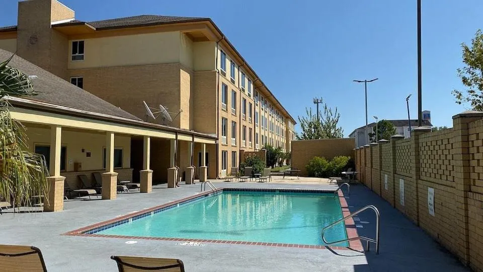 Swimming pool in Trident Inn & Suites New Orleans