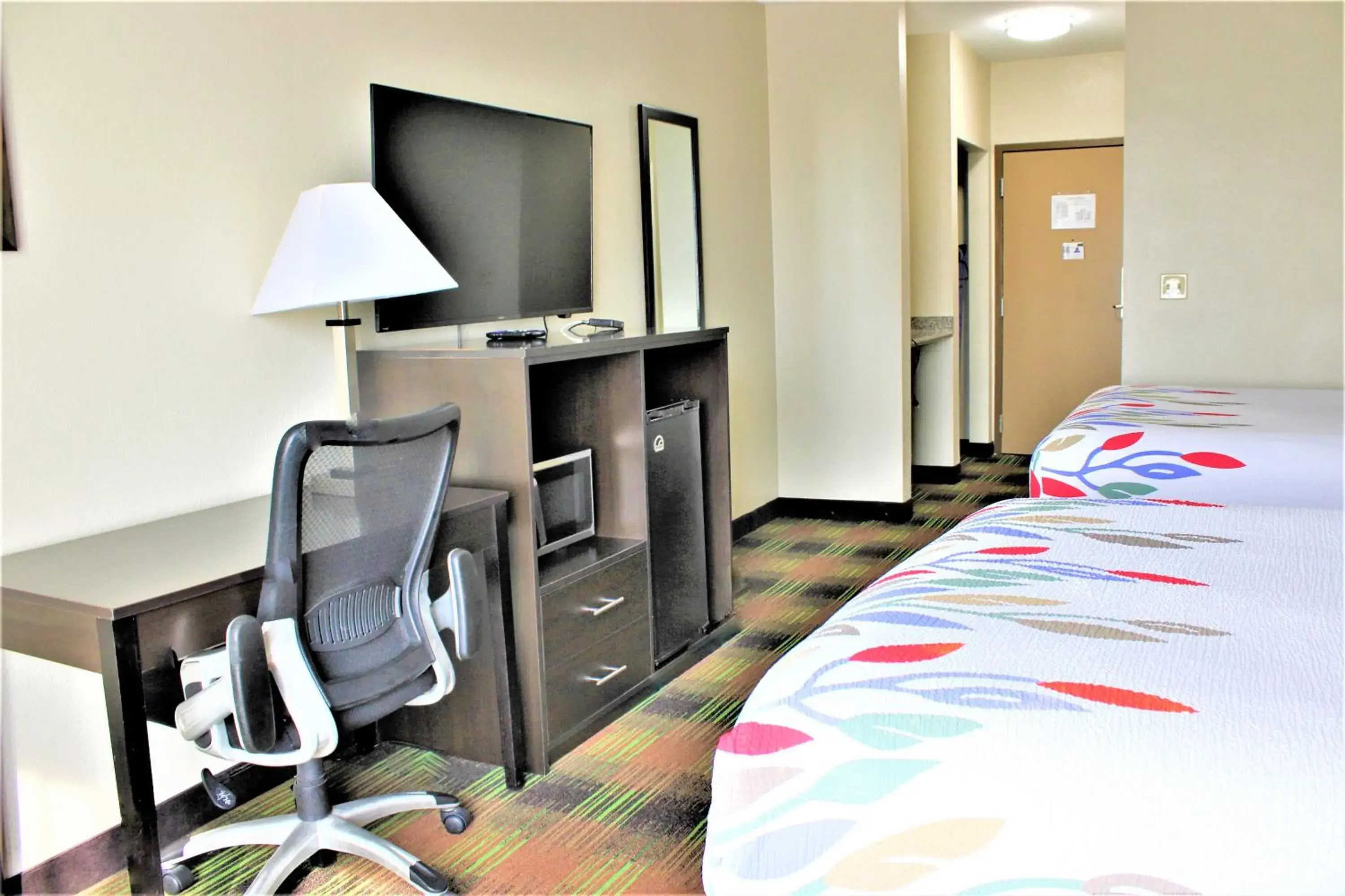 Bedroom, TV/Entertainment Center in Trident Inn & Suites New Orleans
