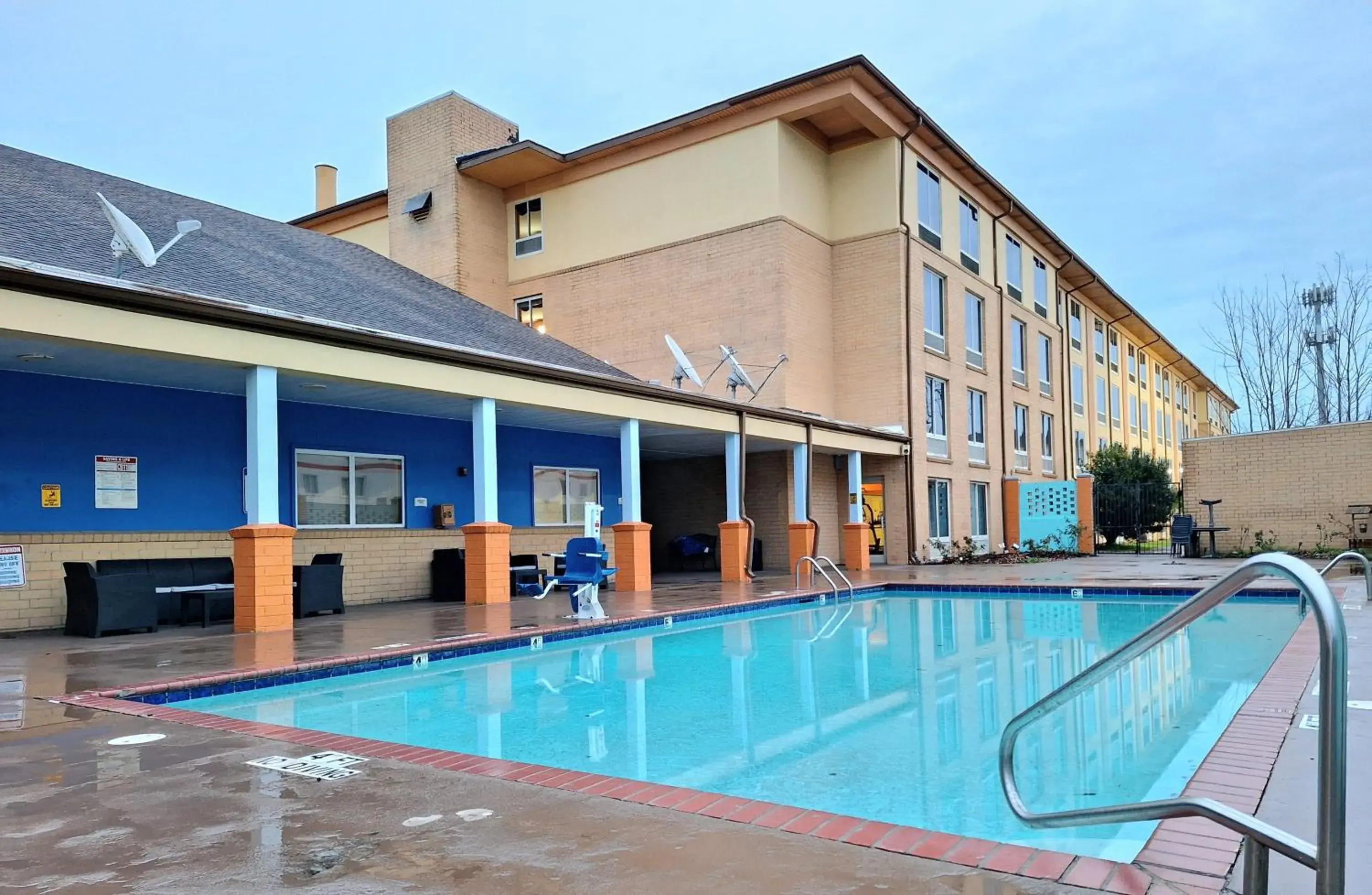 Pool view, Property Building in Trident Inn & Suites New Orleans