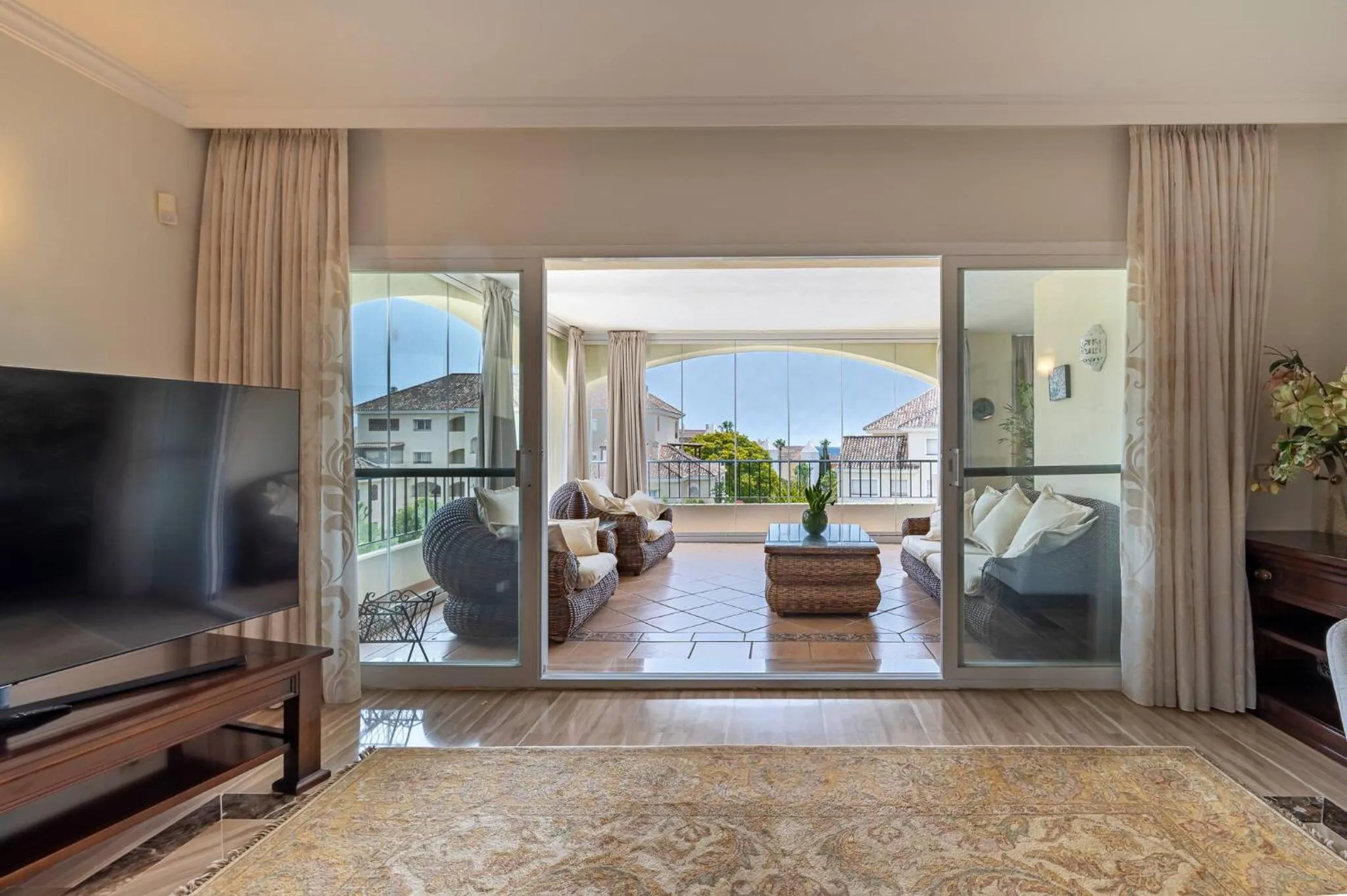 Communal lounge/ TV room in Awesome 3 Br Apart. w/ 4 Terraces, Pool & Parking