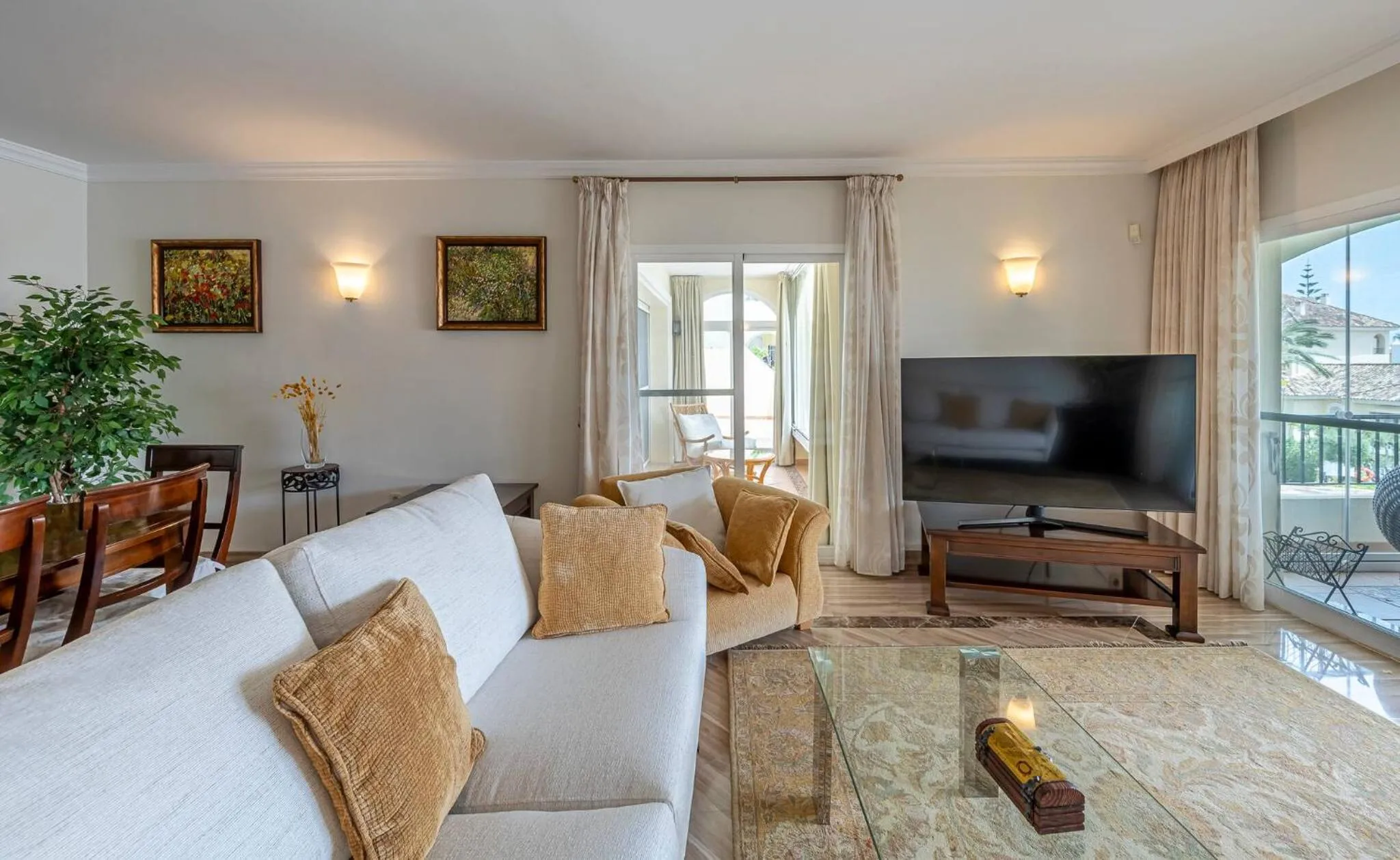 Communal lounge/ TV room in Awesome 3 Br Apart. w/ 4 Terraces, Pool & Parking