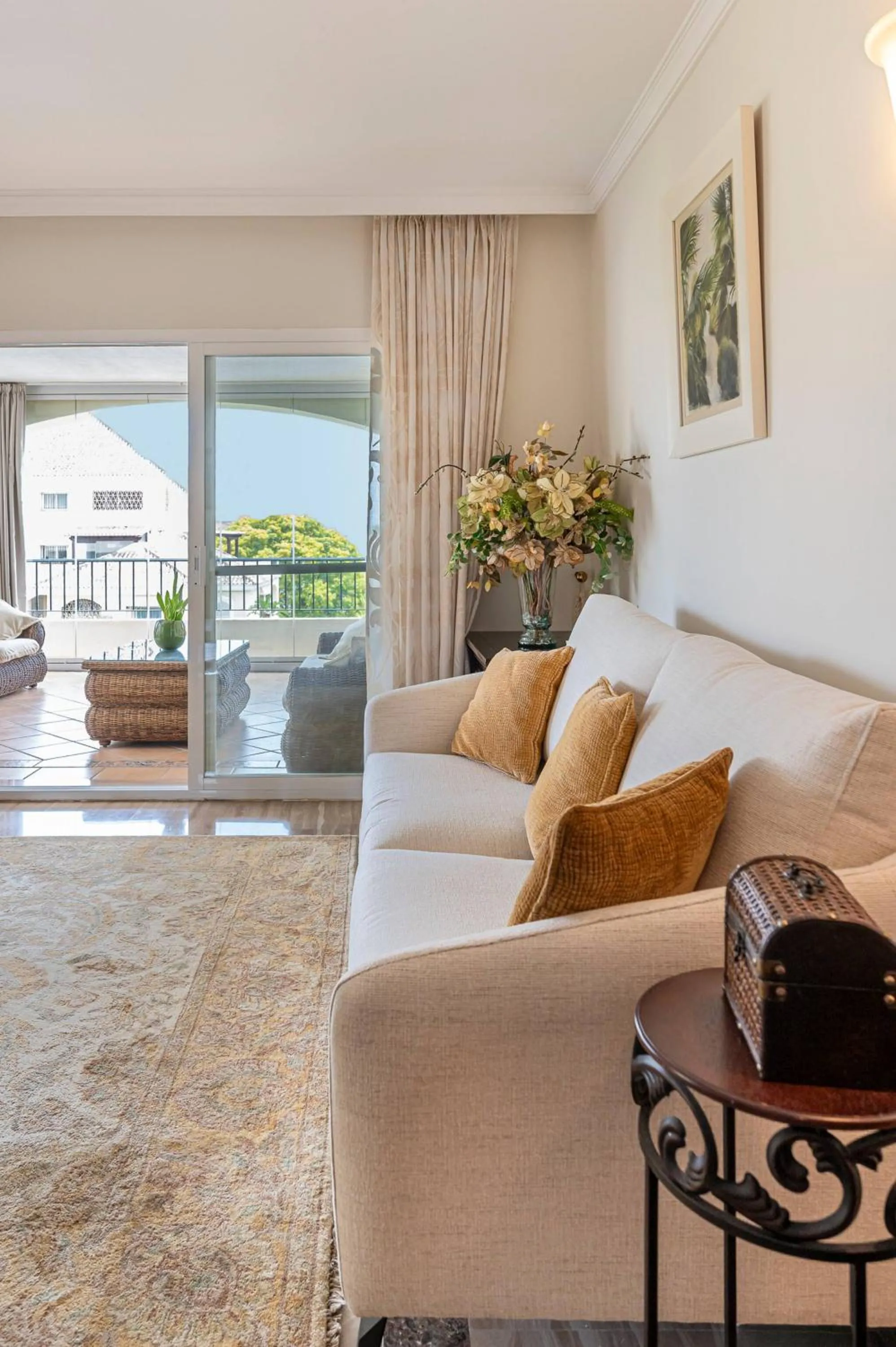 Communal lounge/ TV room in Awesome 3 Br Apart. w/ 4 Terraces, Pool & Parking