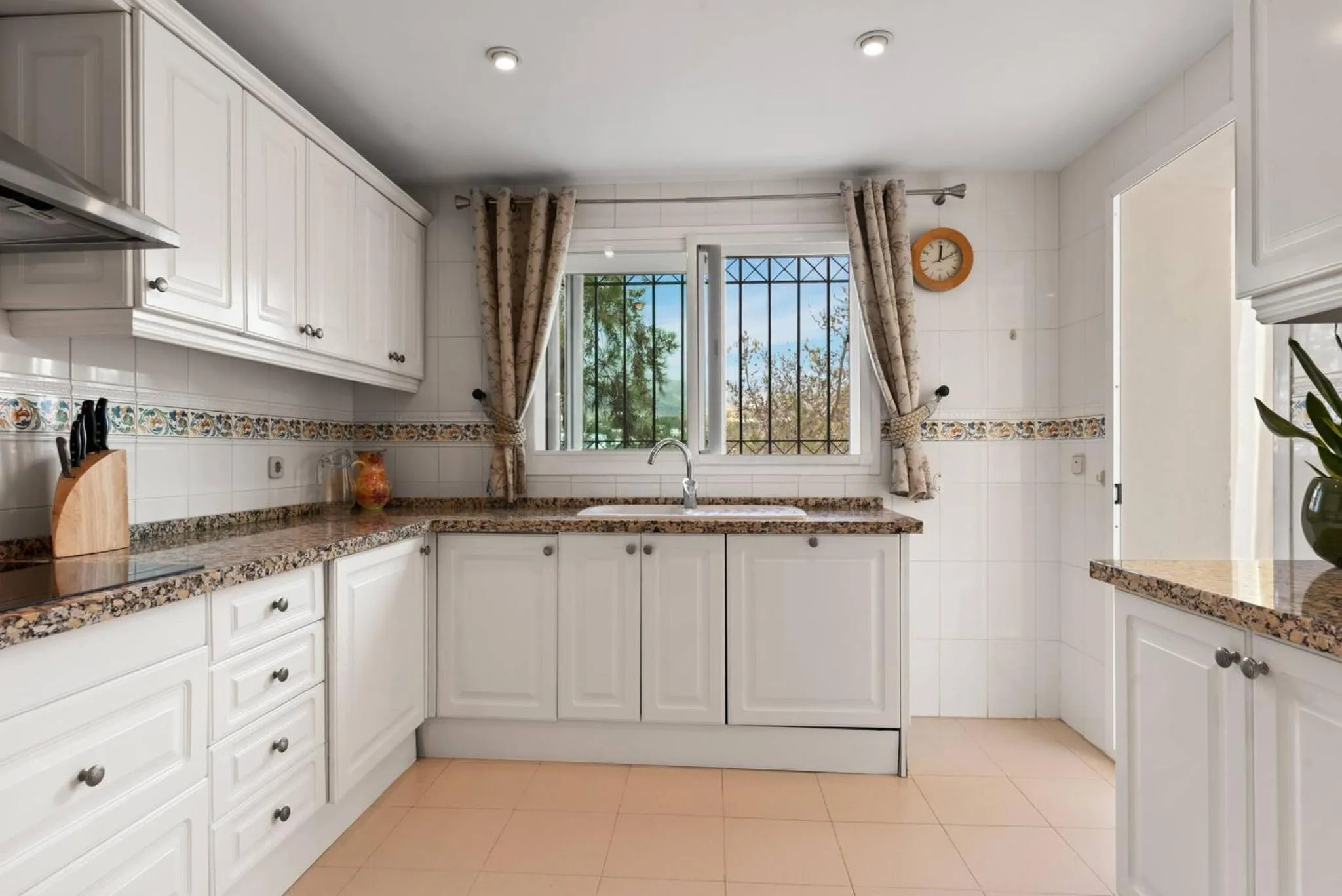 Kitchen or kitchenette in Awesome 3 Br Apart. w/ 4 Terraces, Pool & Parking