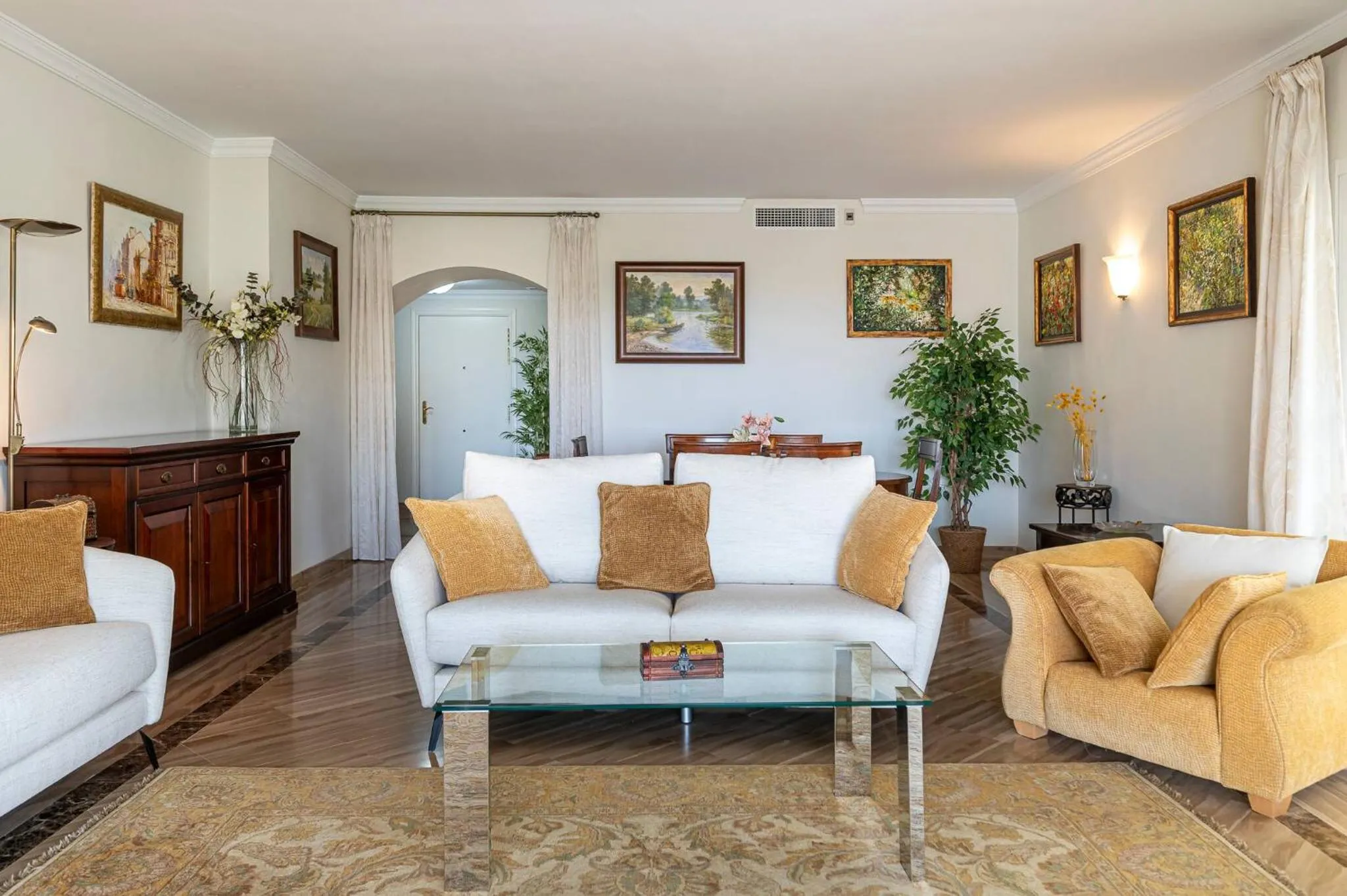 Communal lounge/ TV room in Awesome 3 Br Apart. w/ 4 Terraces, Pool & Parking
