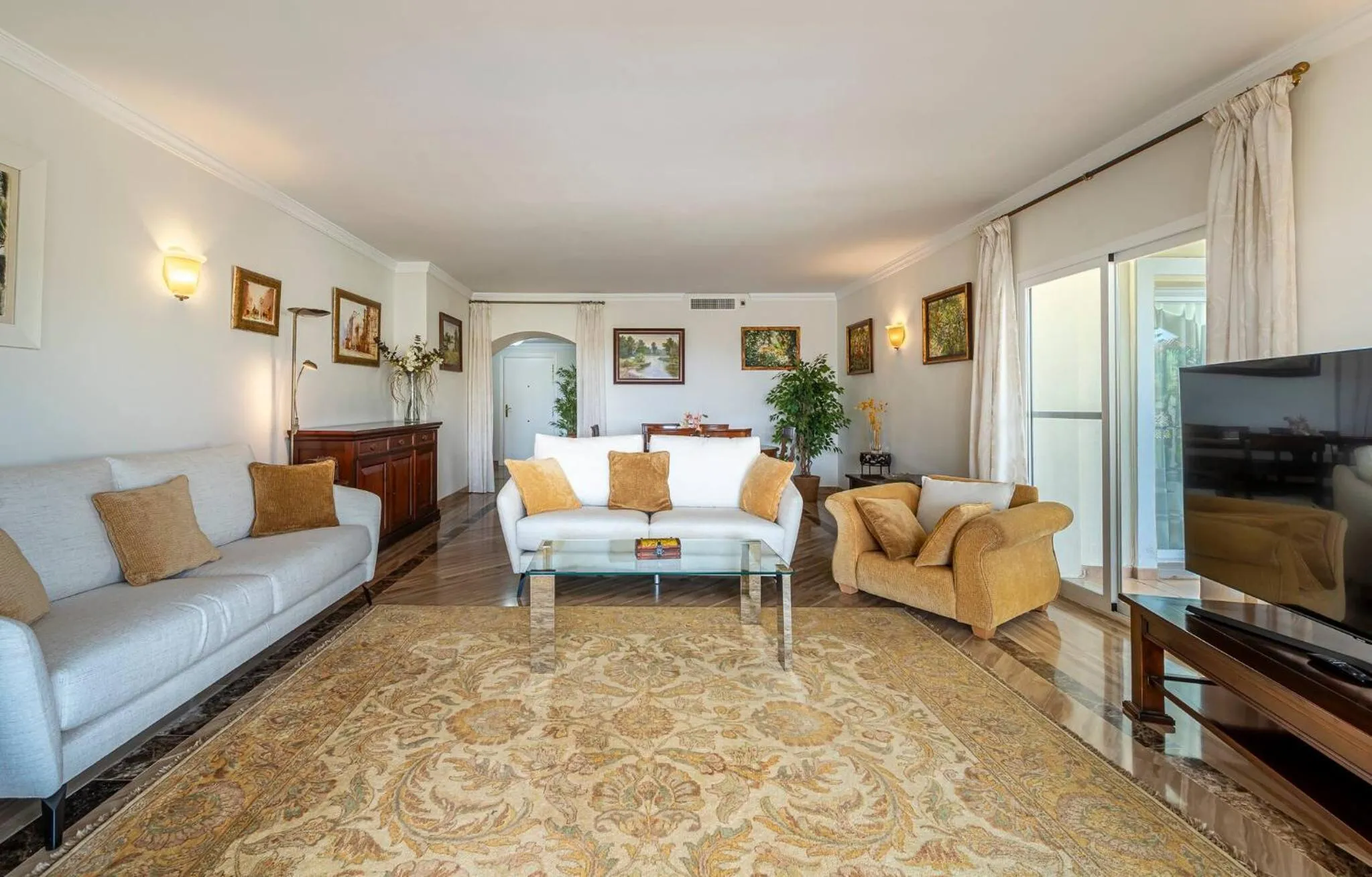 Communal lounge/ TV room in Awesome 3 Br Apart. w/ 4 Terraces, Pool & Parking