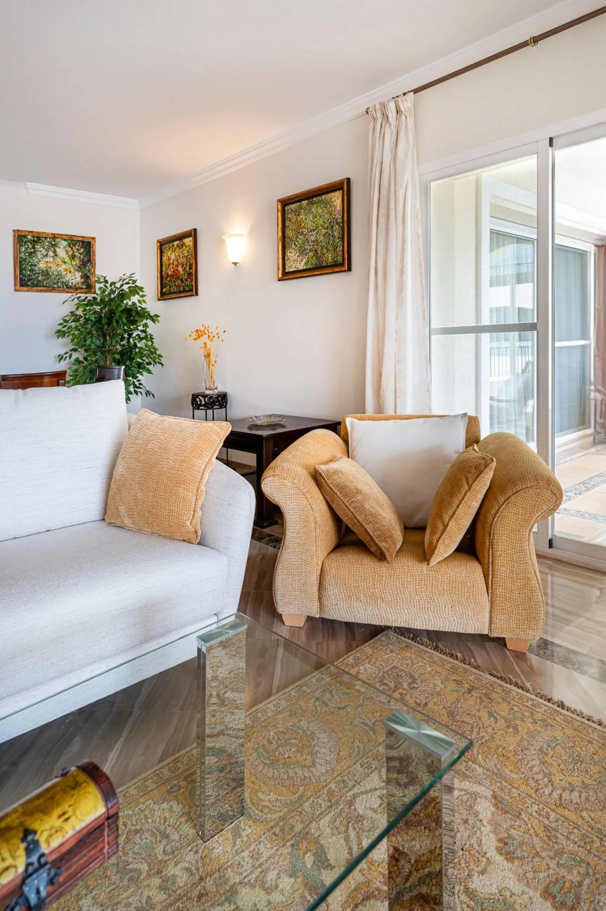 Communal lounge/ TV room in Awesome 3 Br Apart. w/ 4 Terraces, Pool & Parking