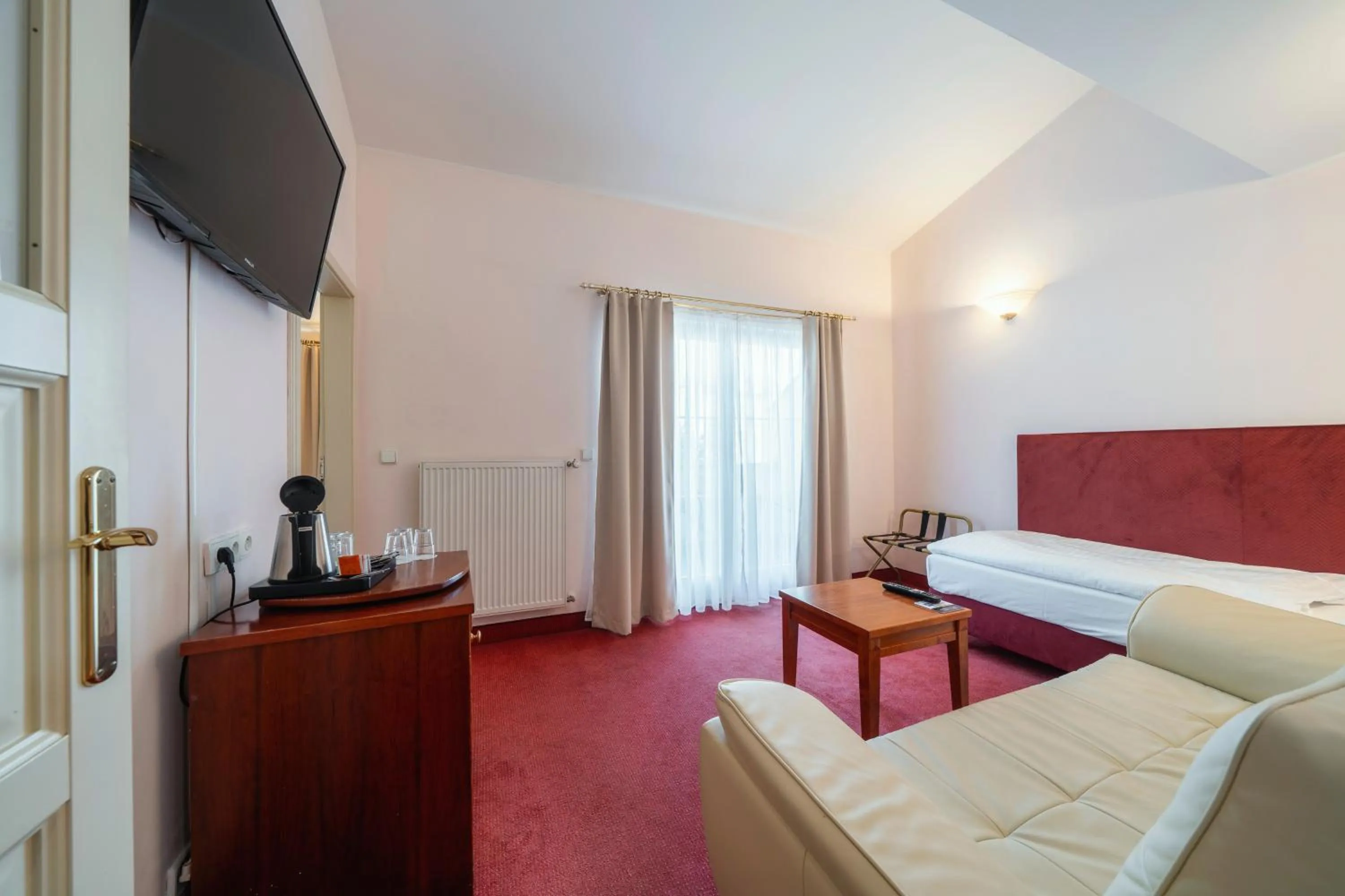 Living room, Bed in Hotel Raffaello Prague