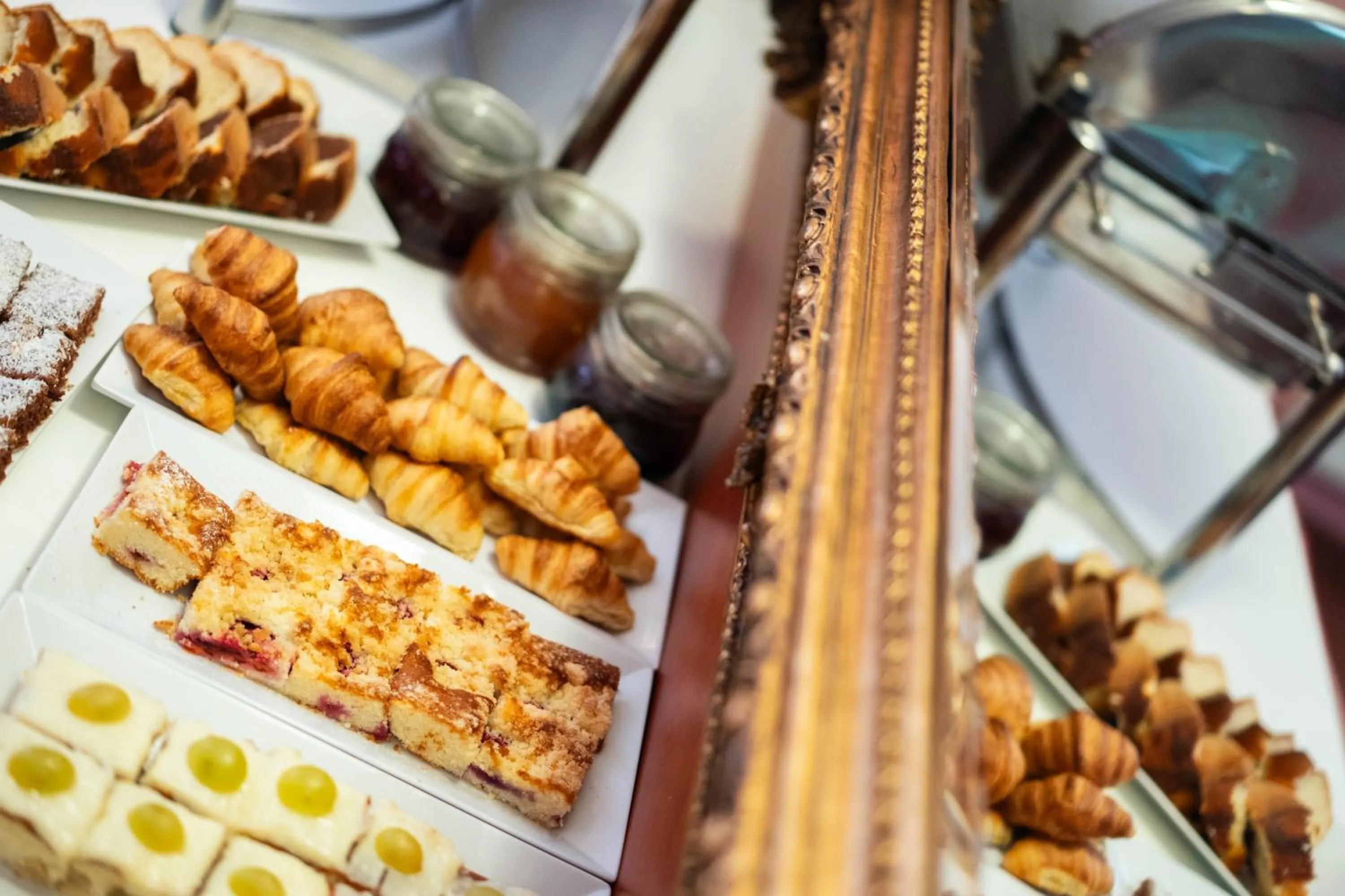 Buffet breakfast in Hotel Raffaello Prague