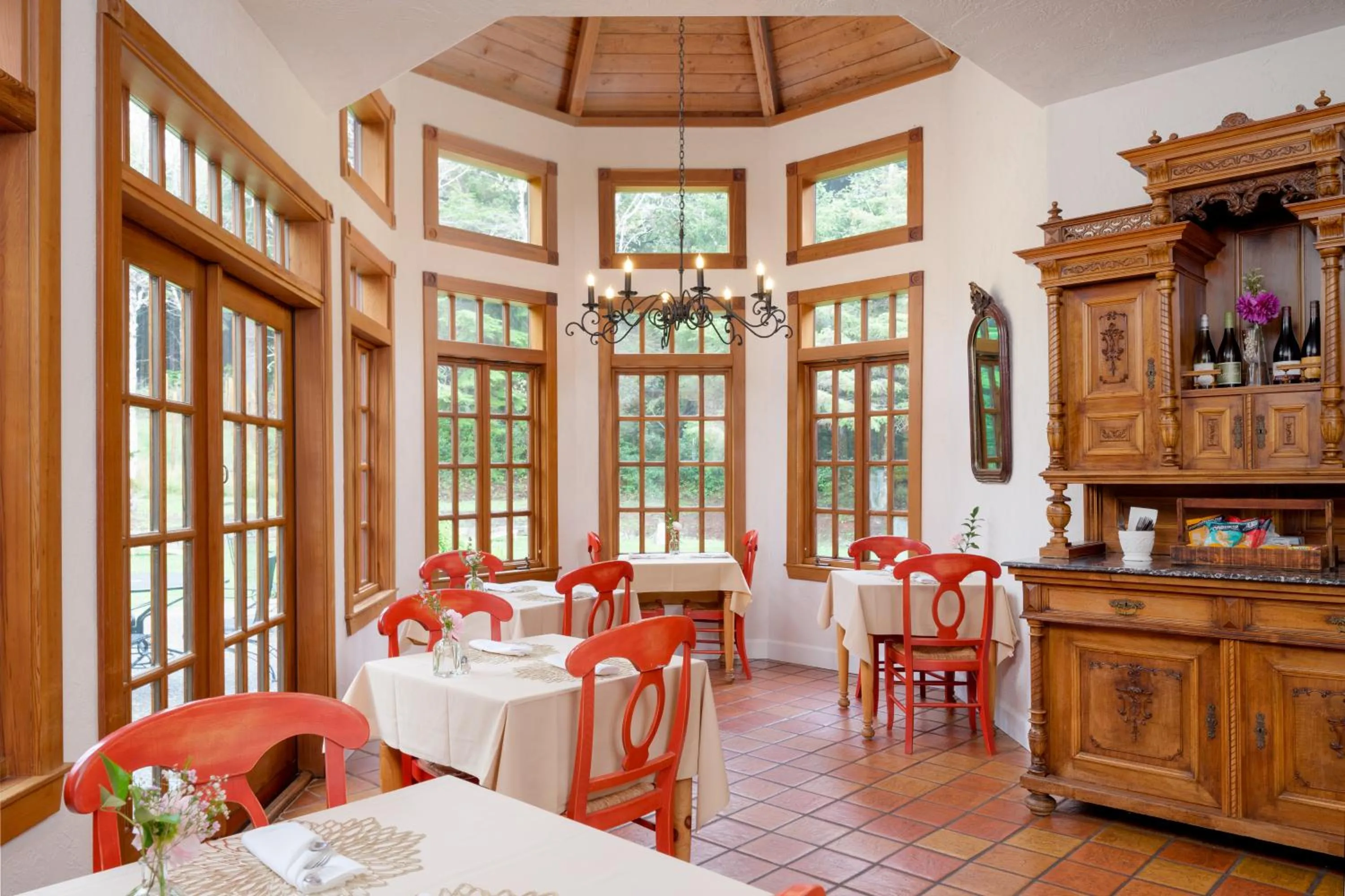Dining area in Arch Cape Inn and Retreat