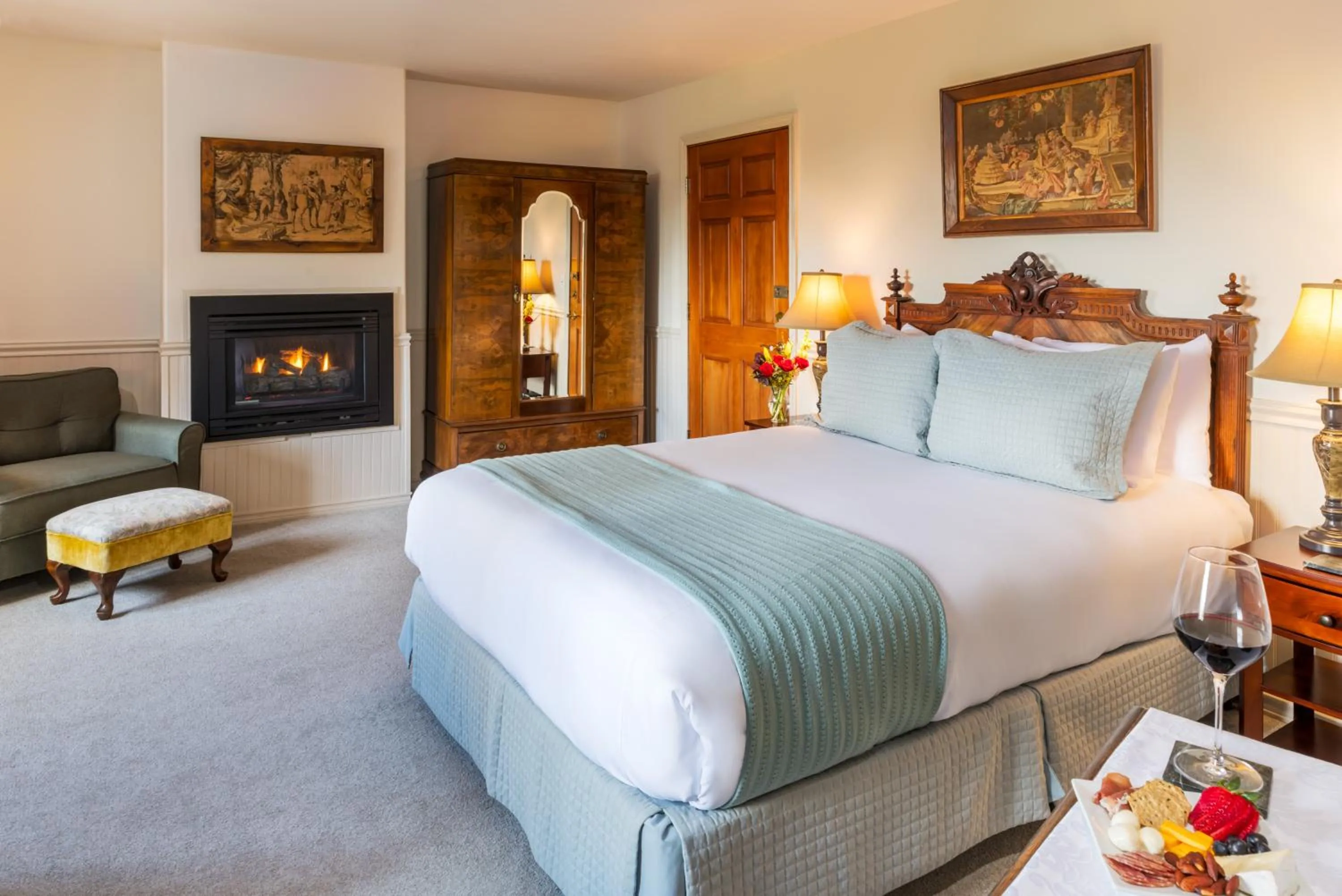 Bed in Arch Cape Inn and Retreat