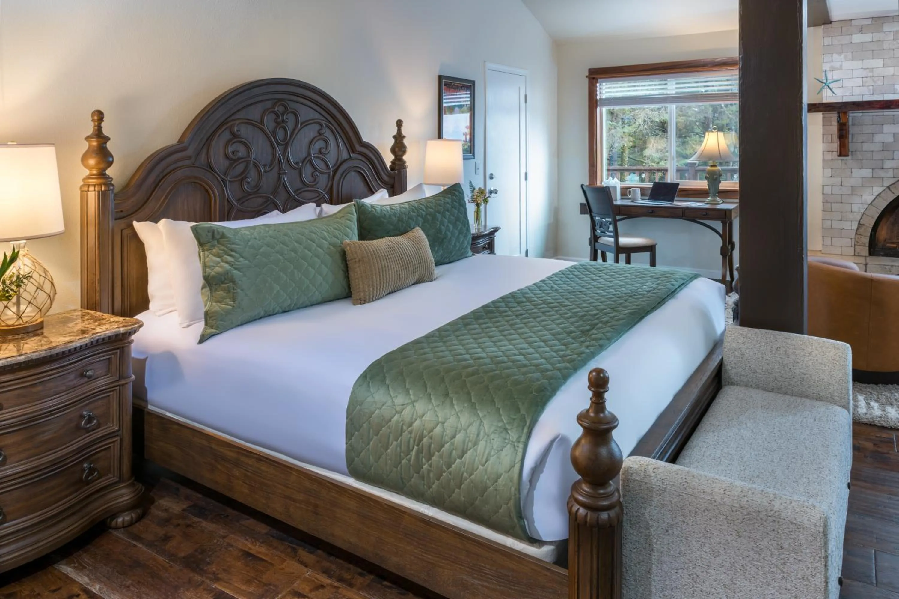 Bed in Arch Cape Inn and Retreat