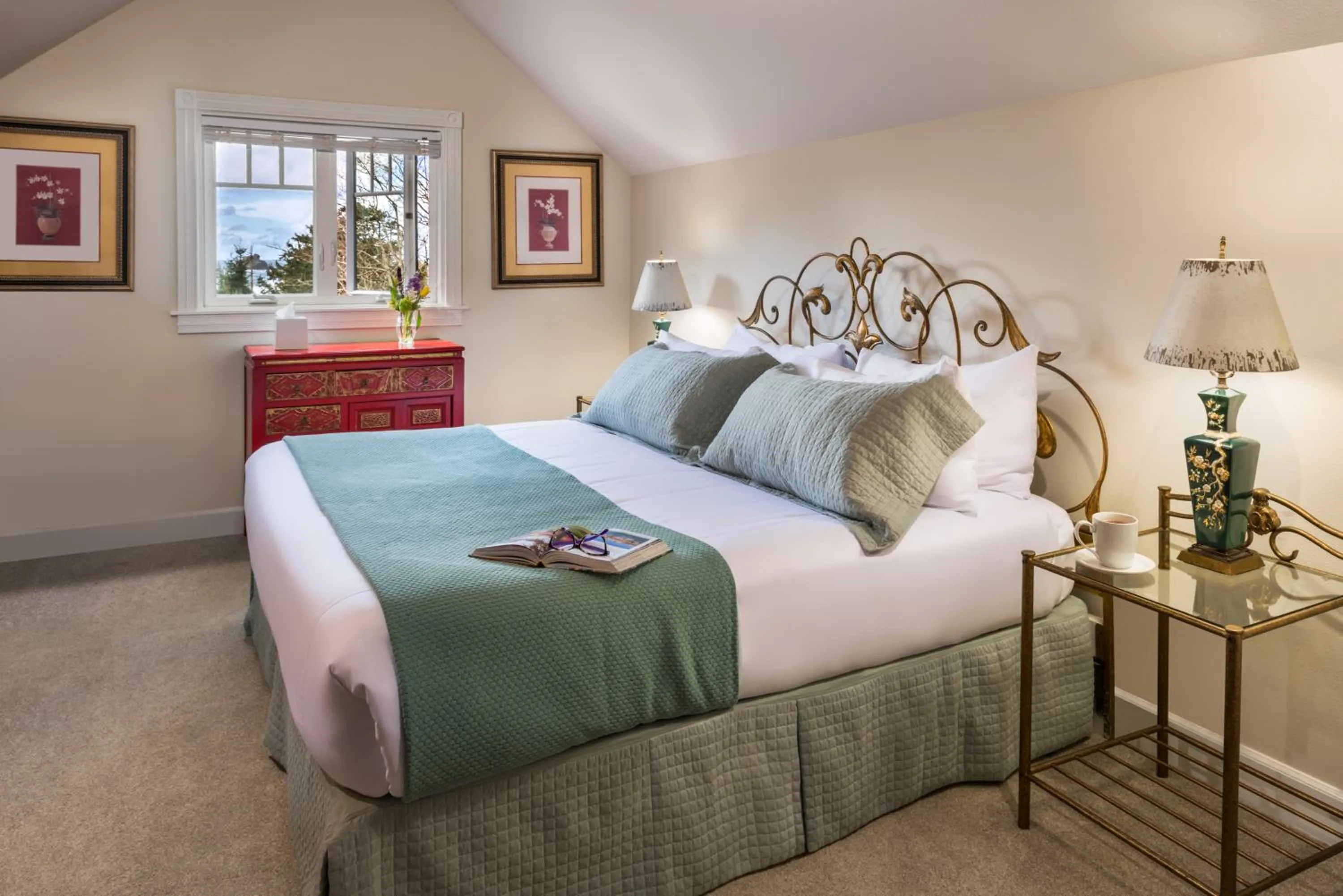 Bed in Arch Cape Inn and Retreat