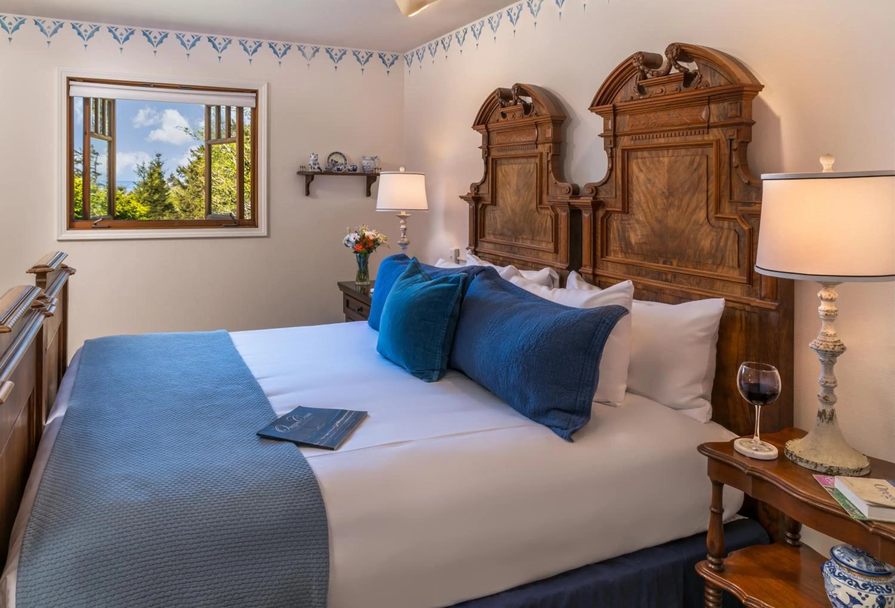 Bed in Arch Cape Inn and Retreat