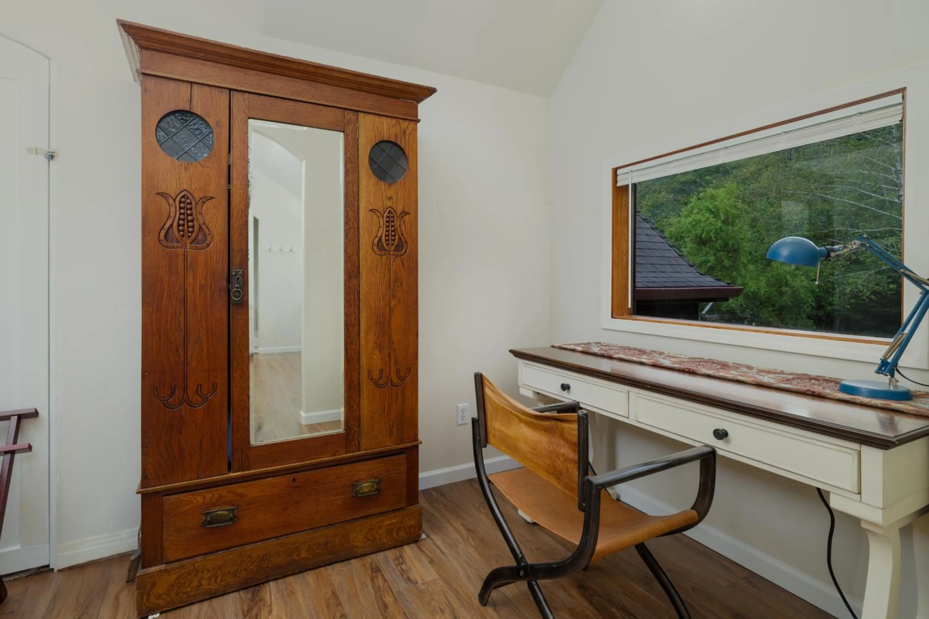 wardrobe in Arch Cape Inn and Retreat
