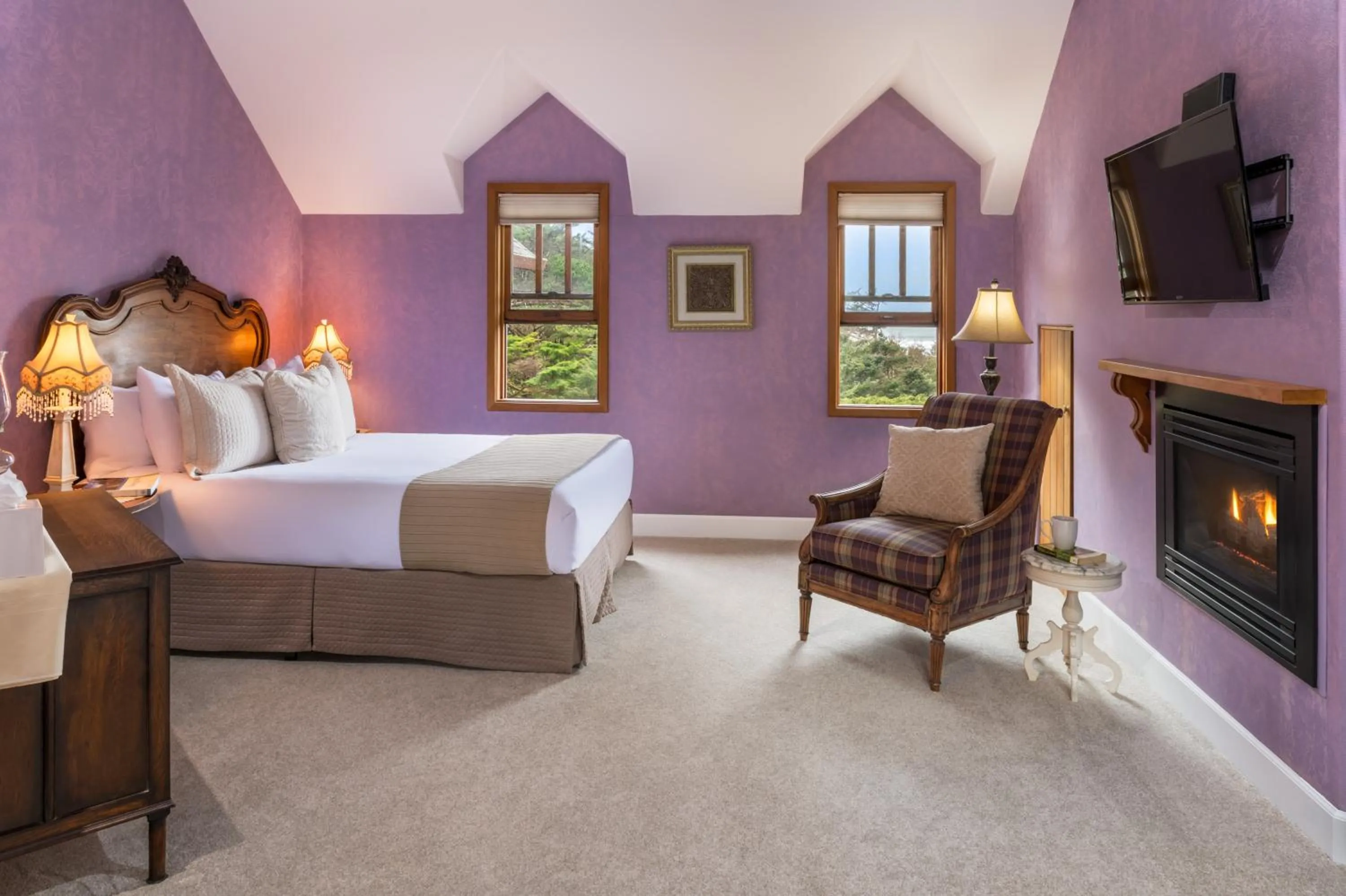 Bed in Arch Cape Inn and Retreat