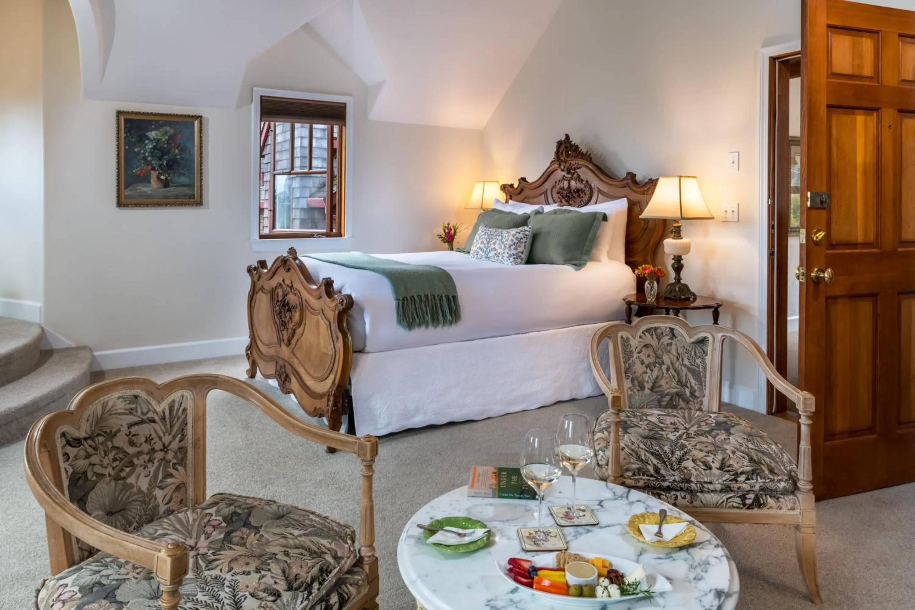 Bed in Arch Cape Inn and Retreat