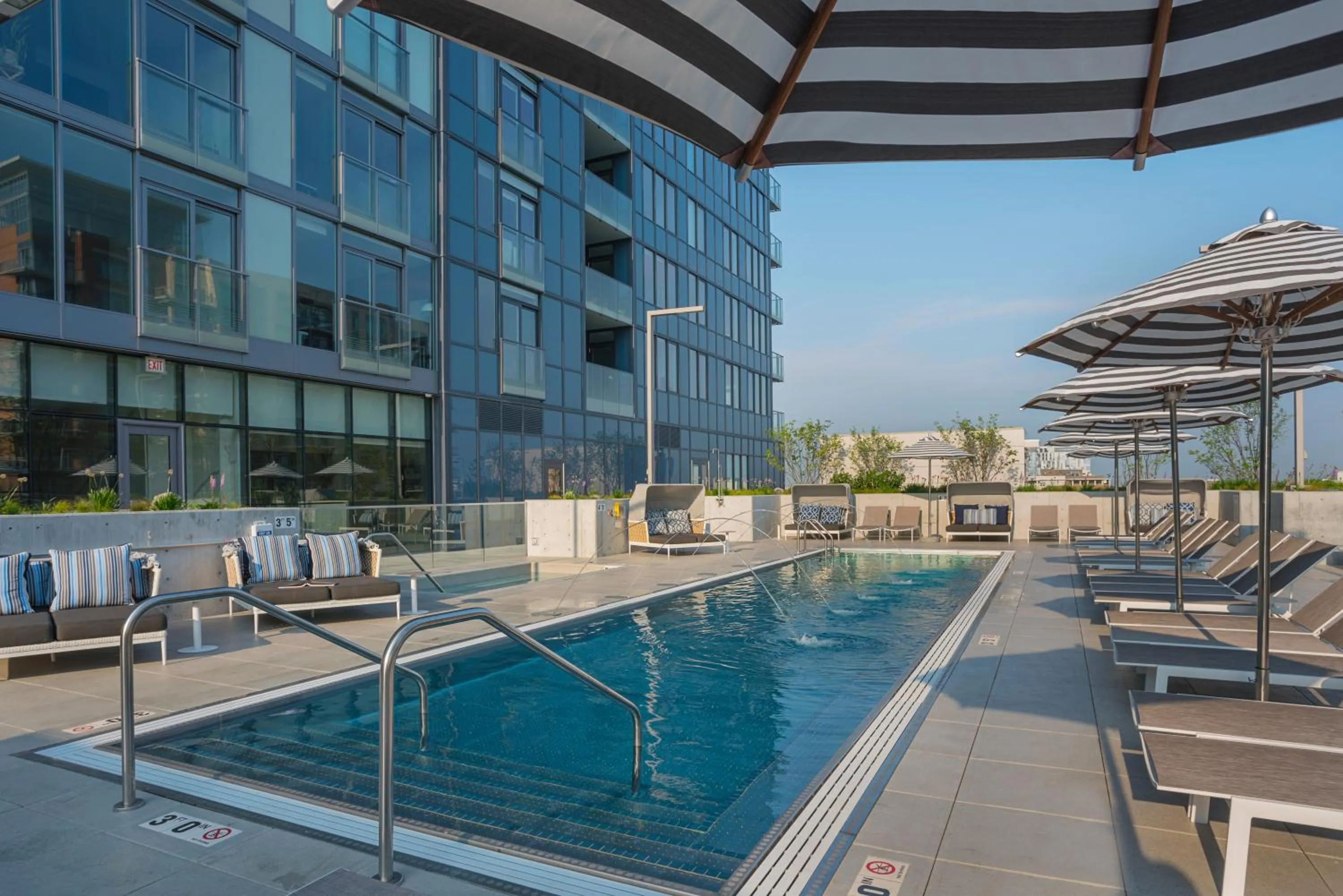 Swimming pool in Level Chicago Old Town