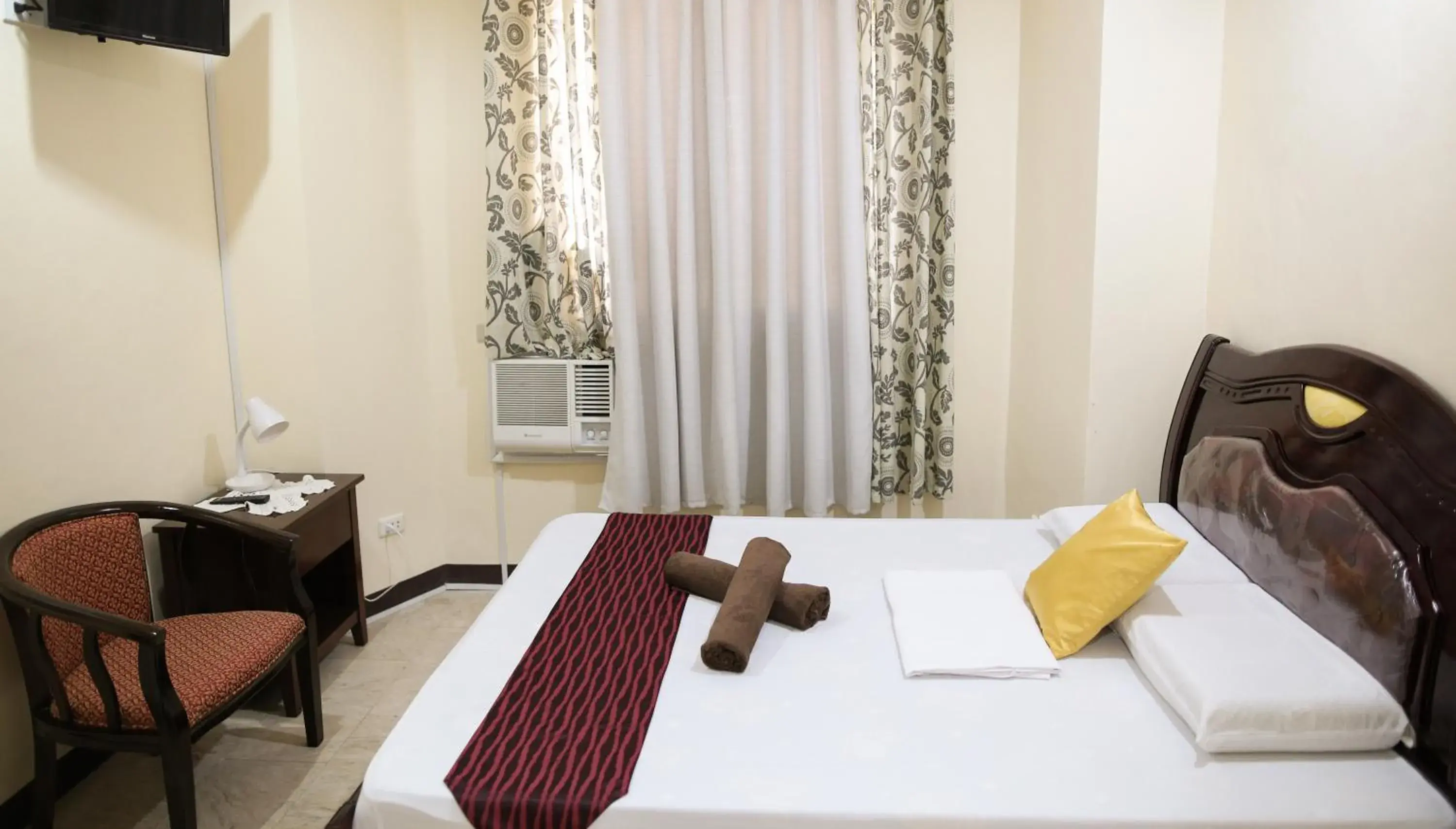 Standard Double Room with Mountain View in Sascha's Resort Oslob Standard Double Room with Mountain View in Sascha's Resort Oslob