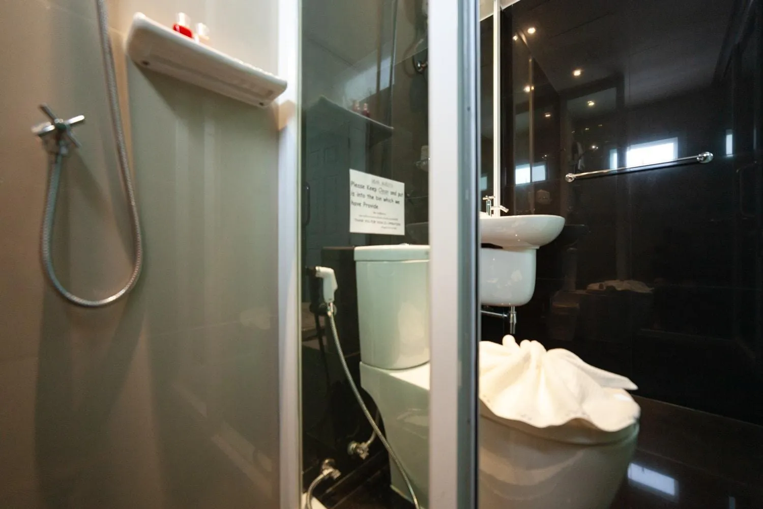 Shower in Baanpoon Apartment