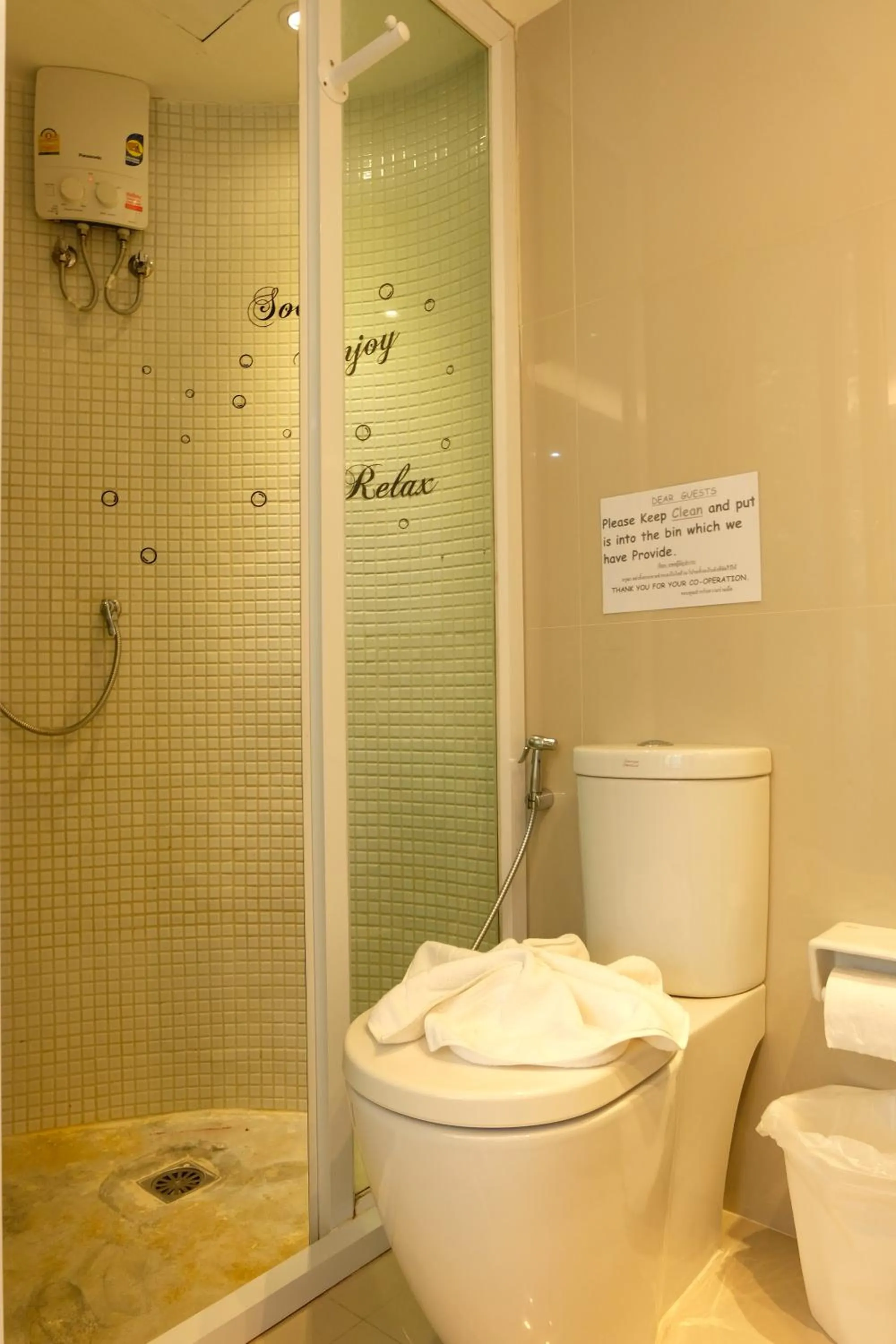 Shower in Baanpoon Apartment