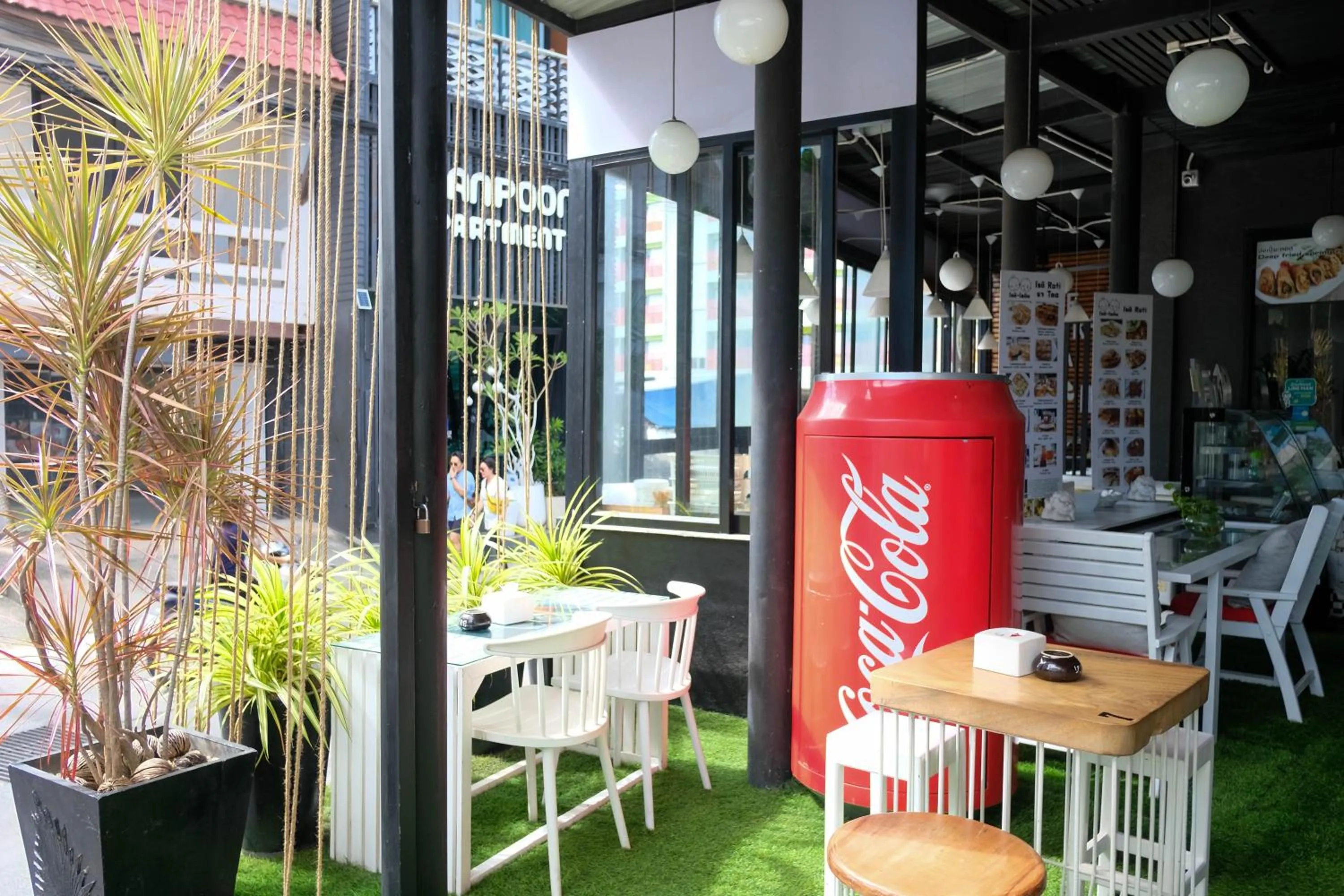 Restaurant/places to eat in Baanpoon Apartment