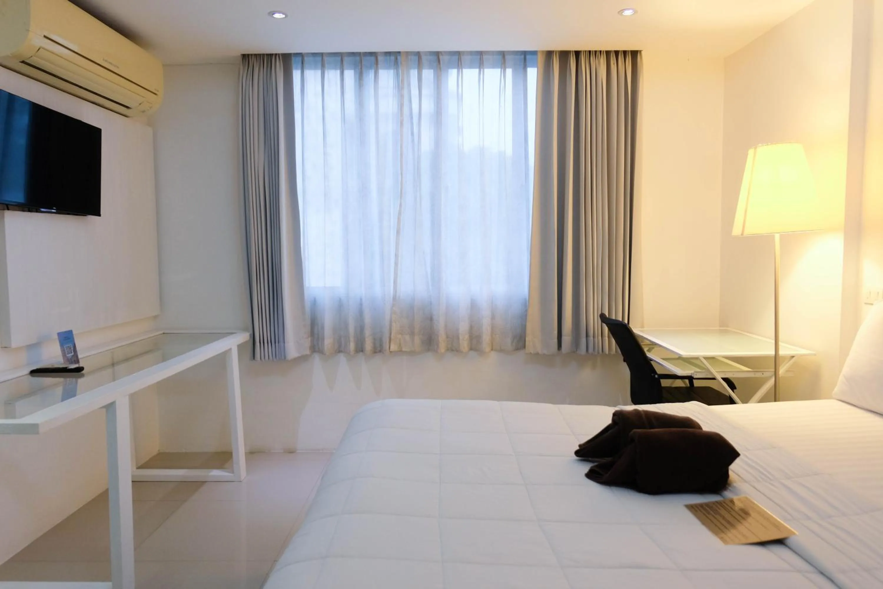 Photo of the whole room, Bed in Baanpoon Apartment