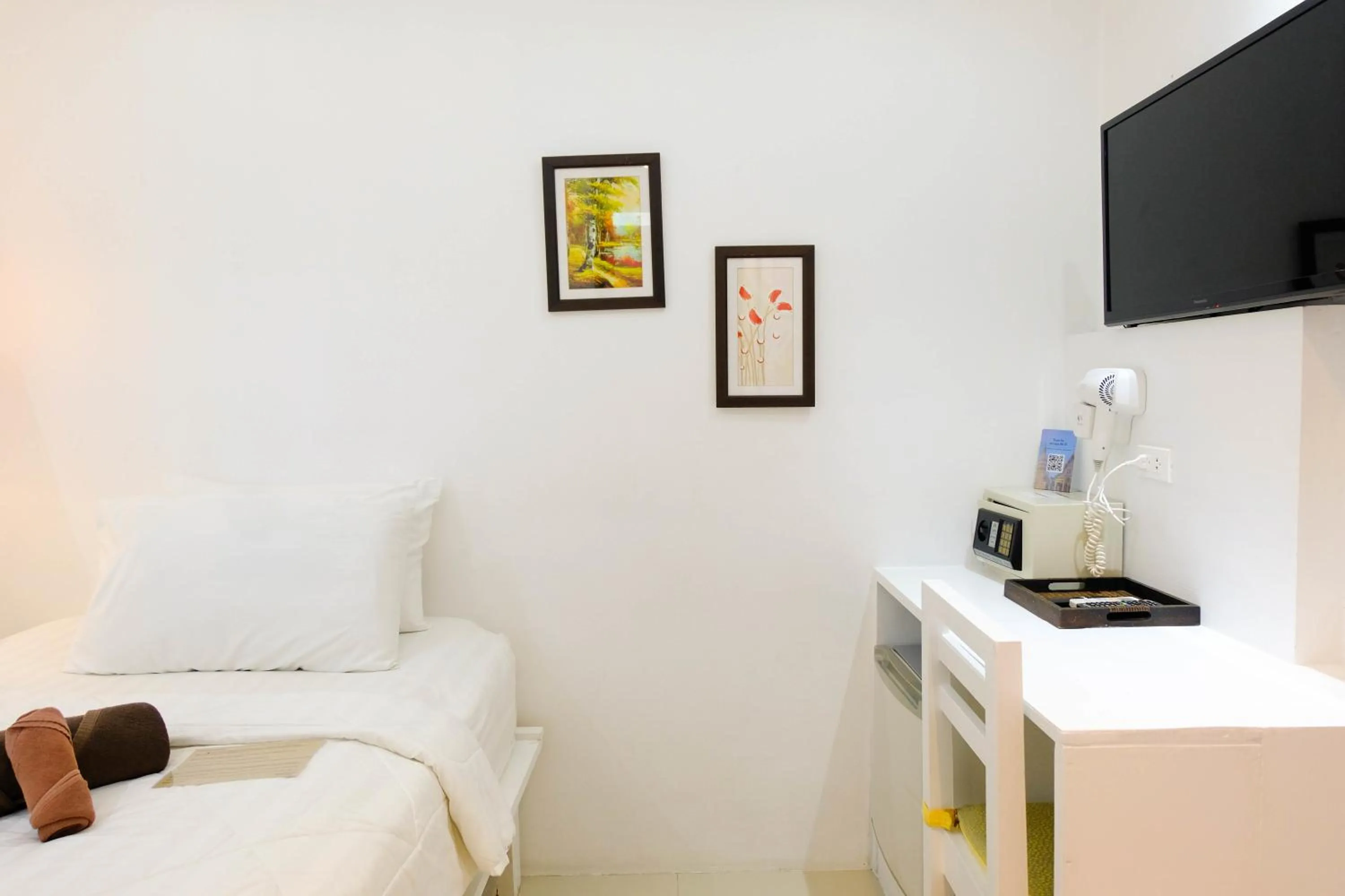 Photo of the whole room, Bed in Baanpoon Apartment