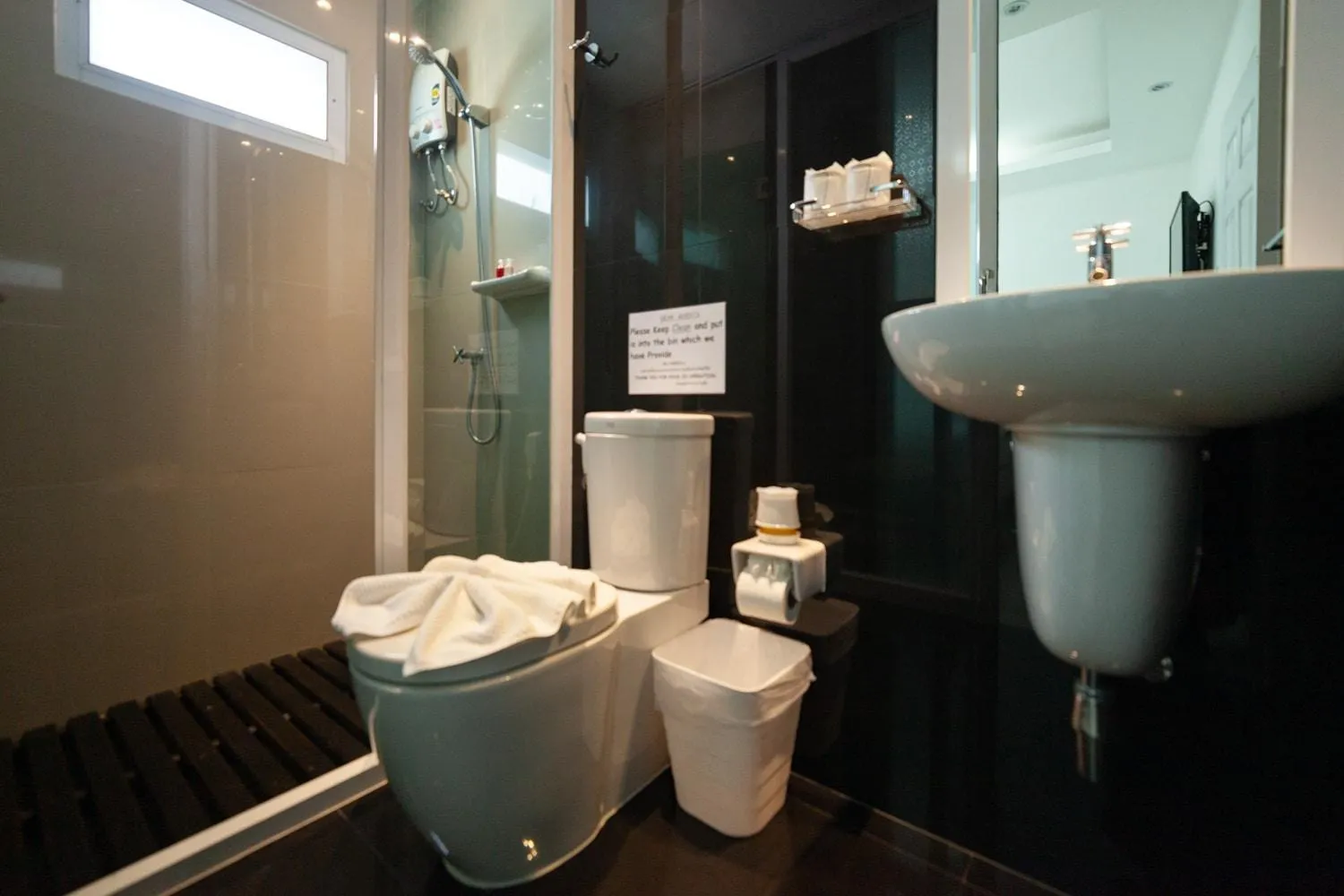 Toilet in Baanpoon Apartment