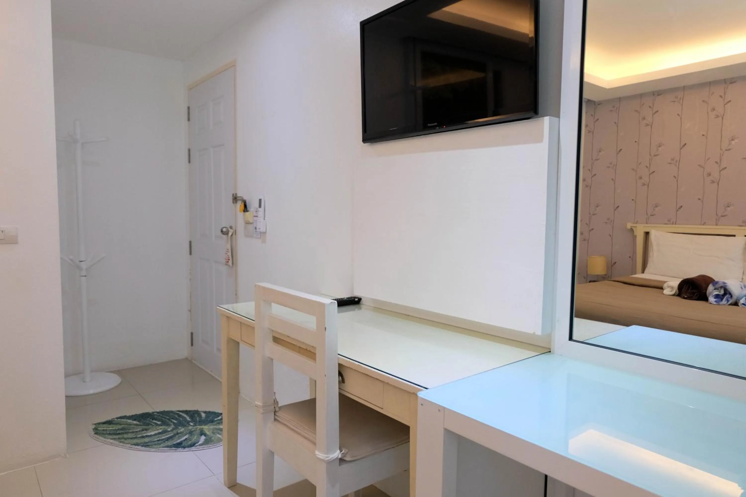 TV and multimedia, Bed in Baanpoon Apartment