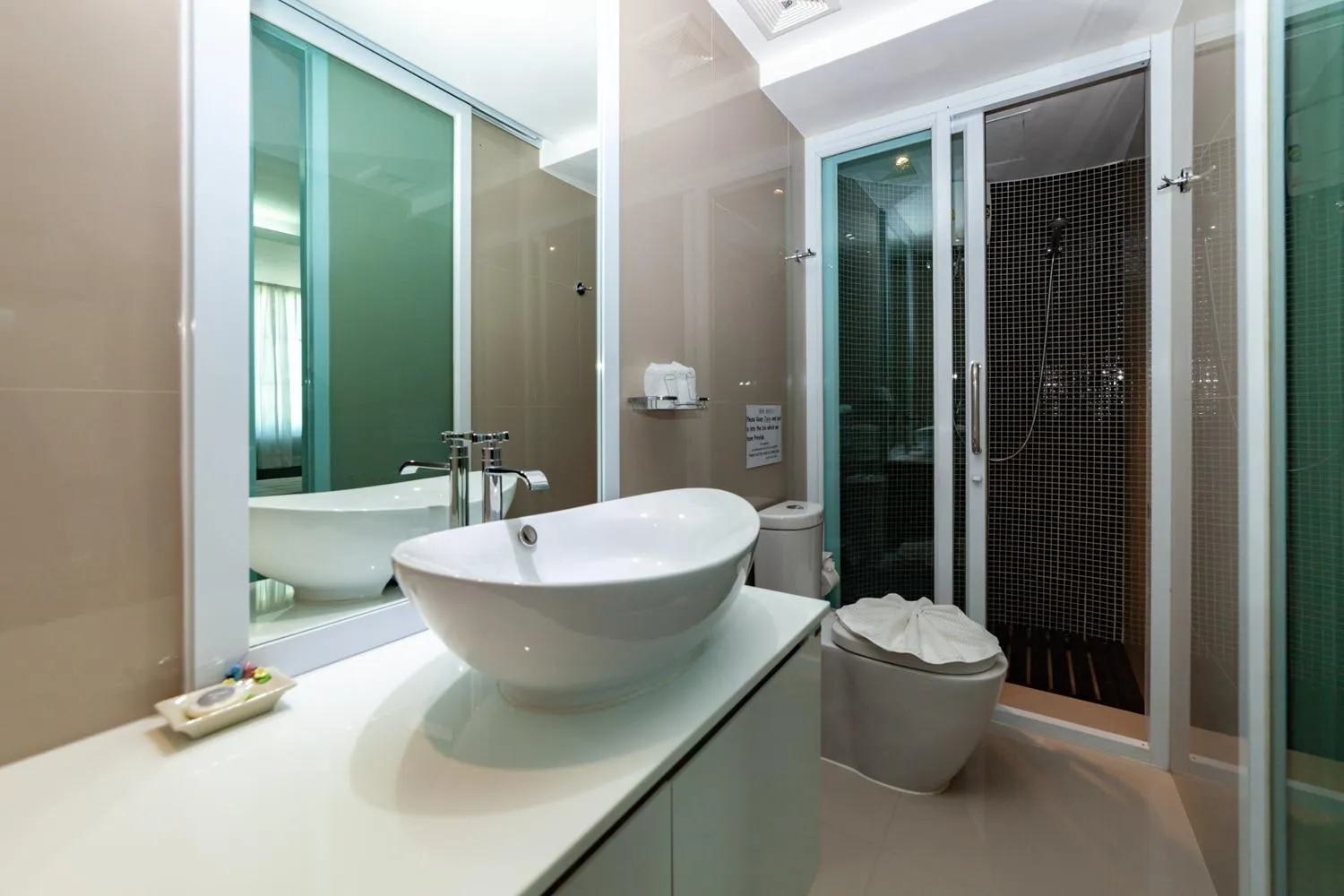 Shower in Baanpoon Apartment