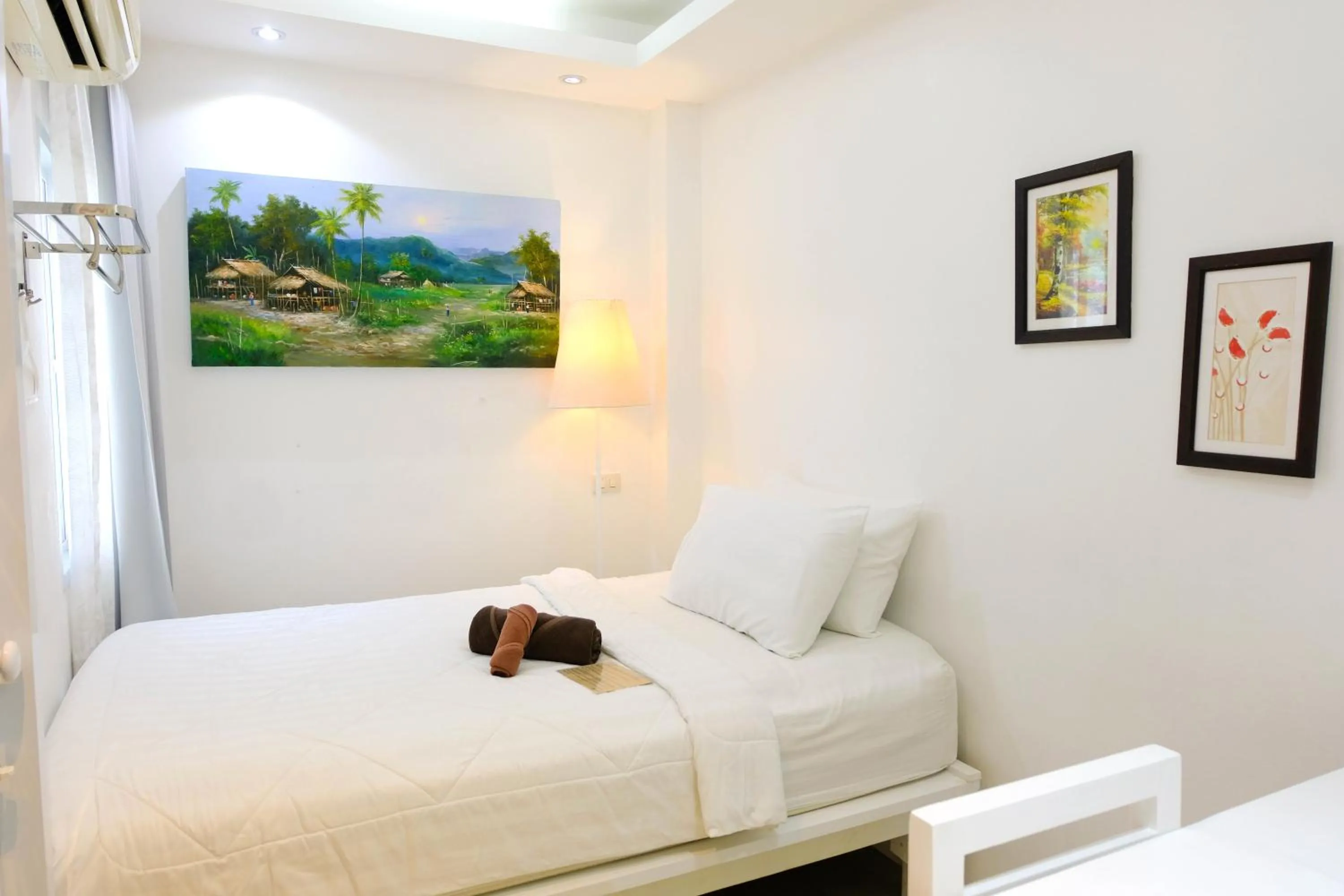 Photo of the whole room, Bed in Baanpoon Apartment