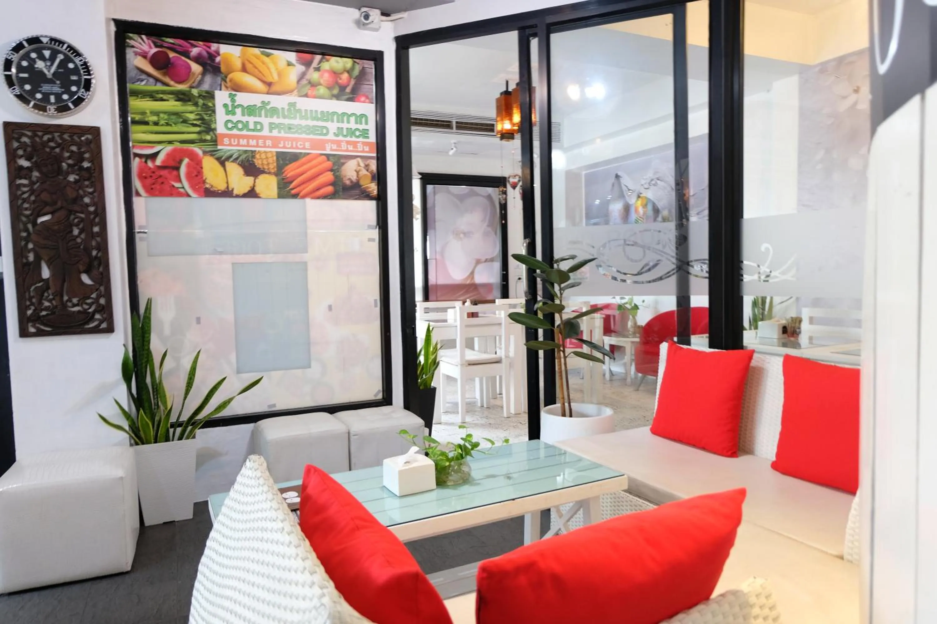 Restaurant/places to eat in Baanpoon Apartment