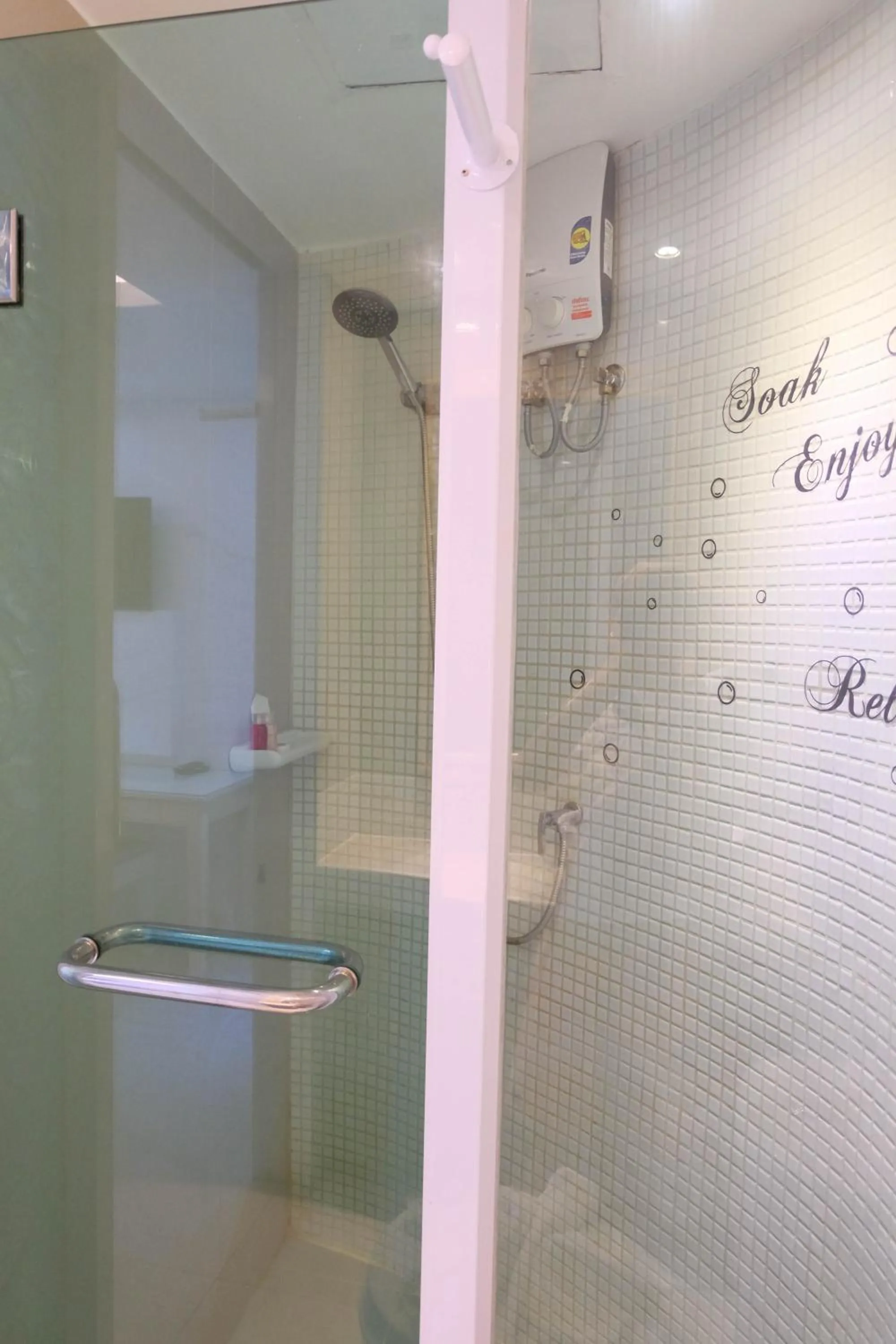 Shower in Baanpoon Apartment