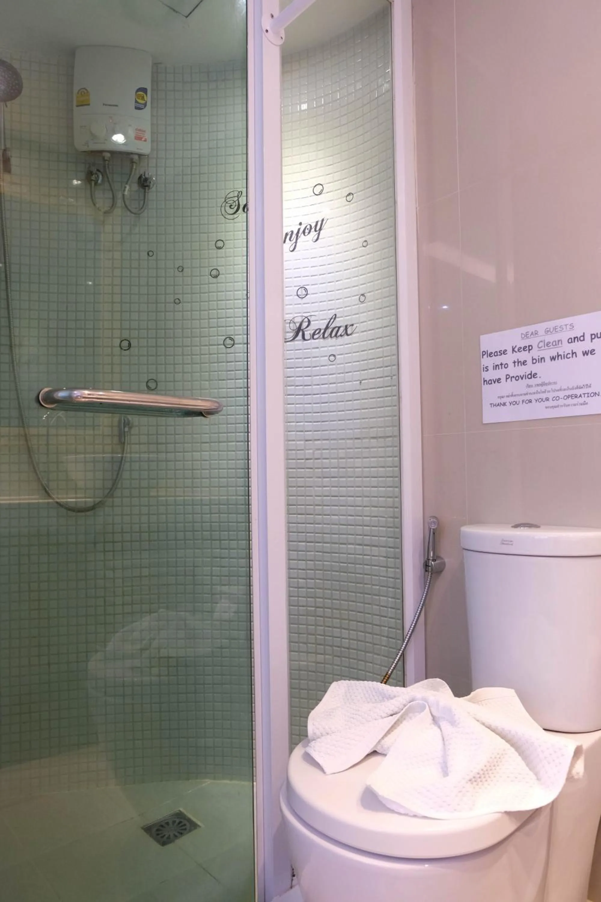 Shower in Baanpoon Apartment