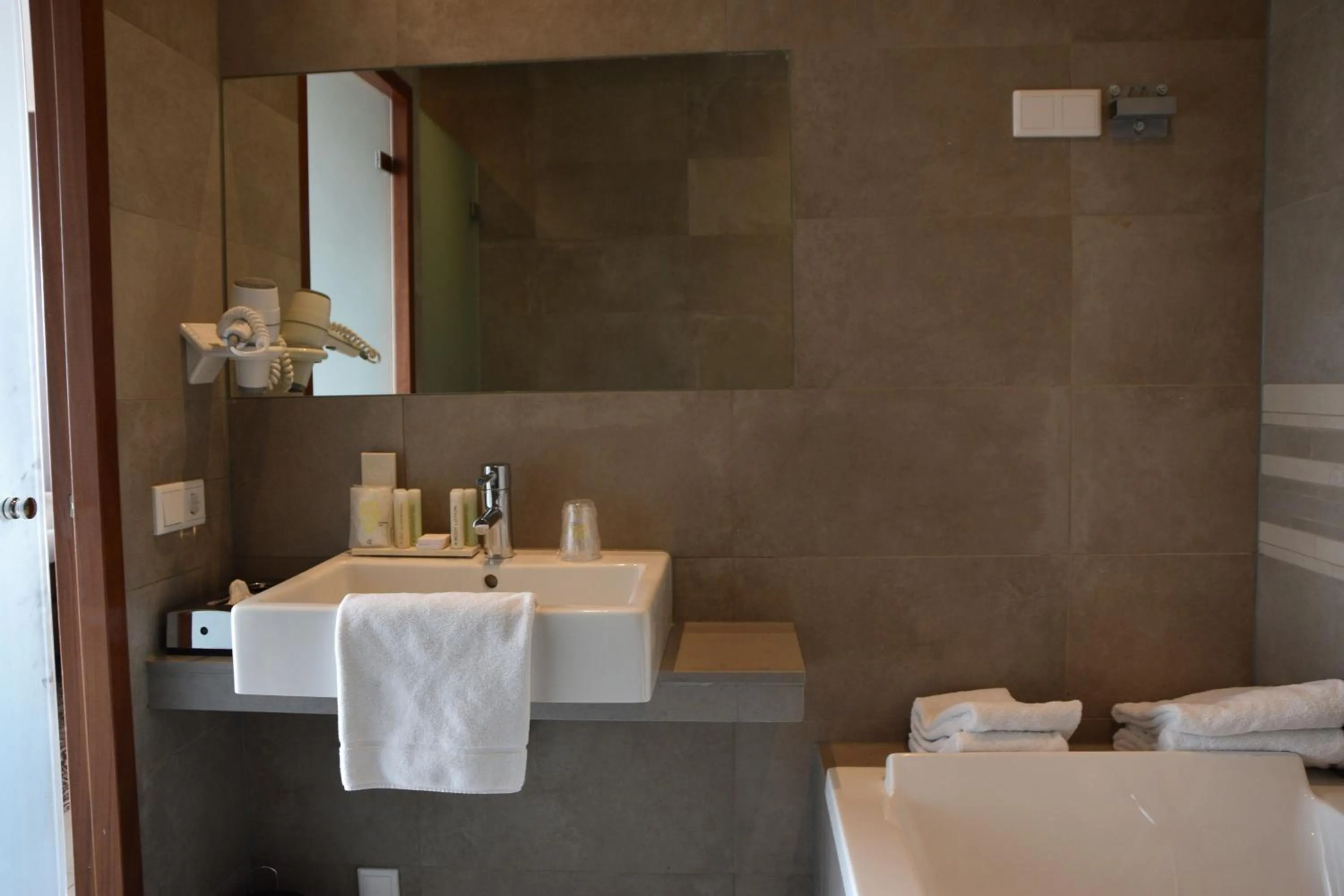 Bathroom in Golden Tulip West Ende