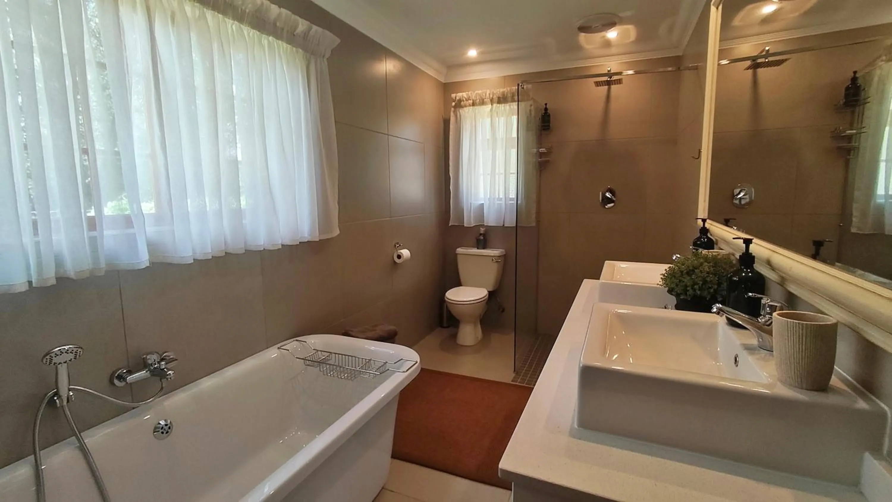 Shower in The Rose Cottage B&B