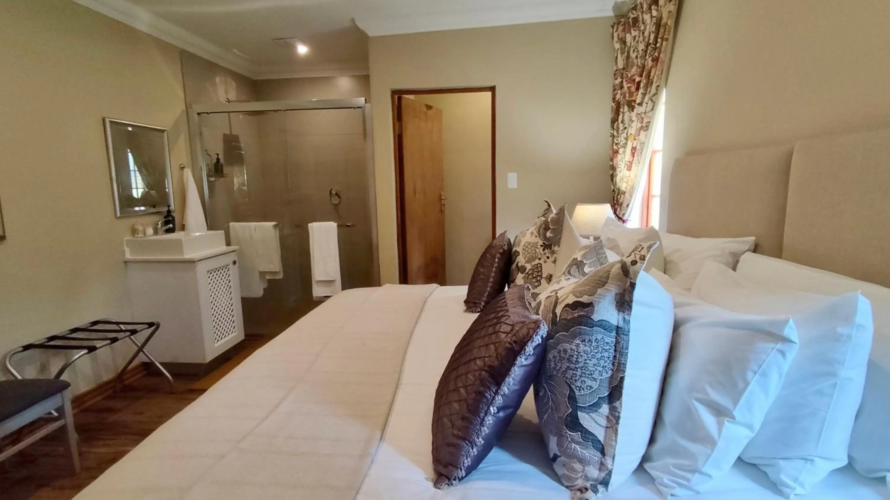 Shower, Bed in The Rose Cottage B&B