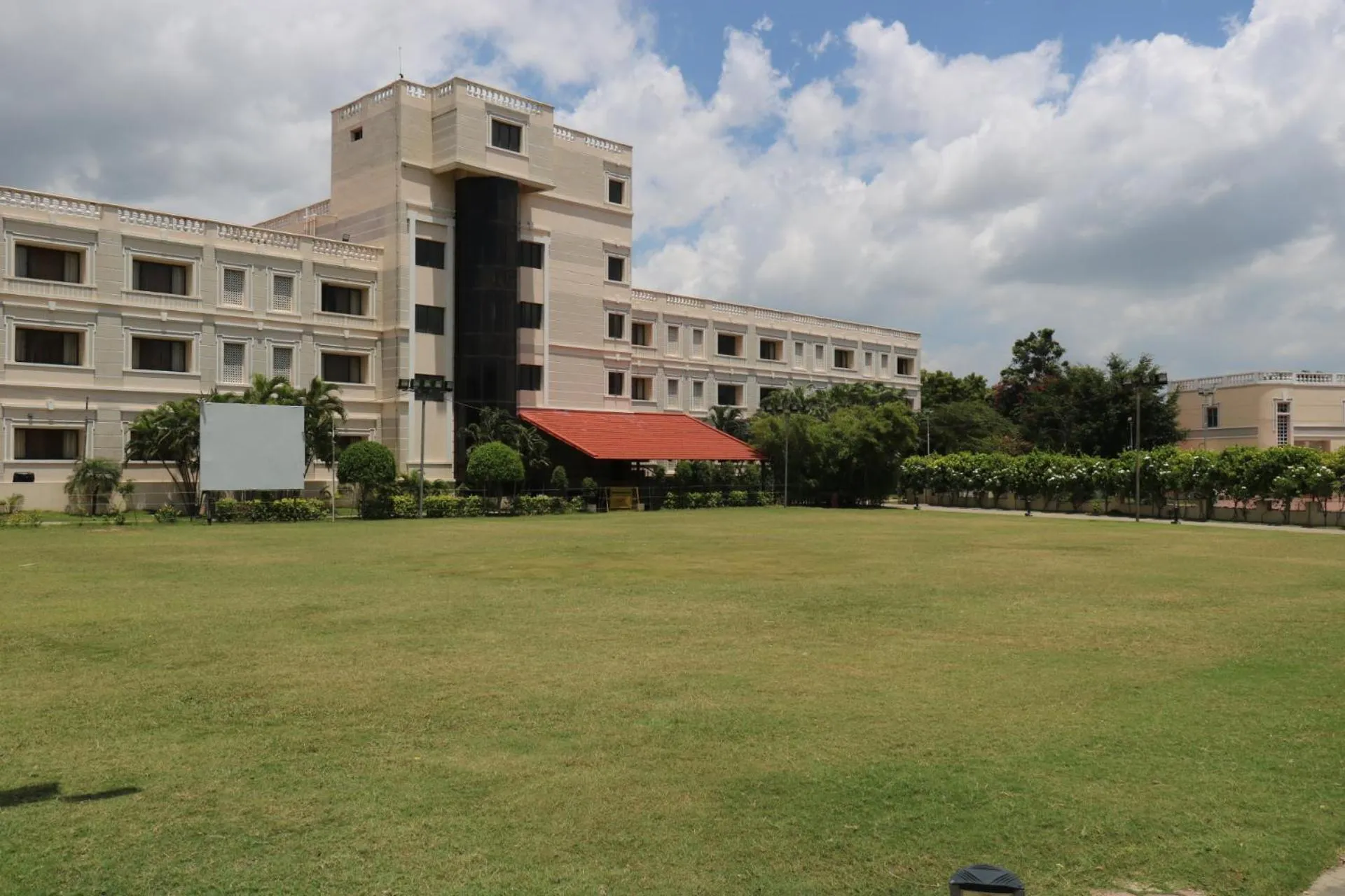 Evening entertainment in Jenneys Residency