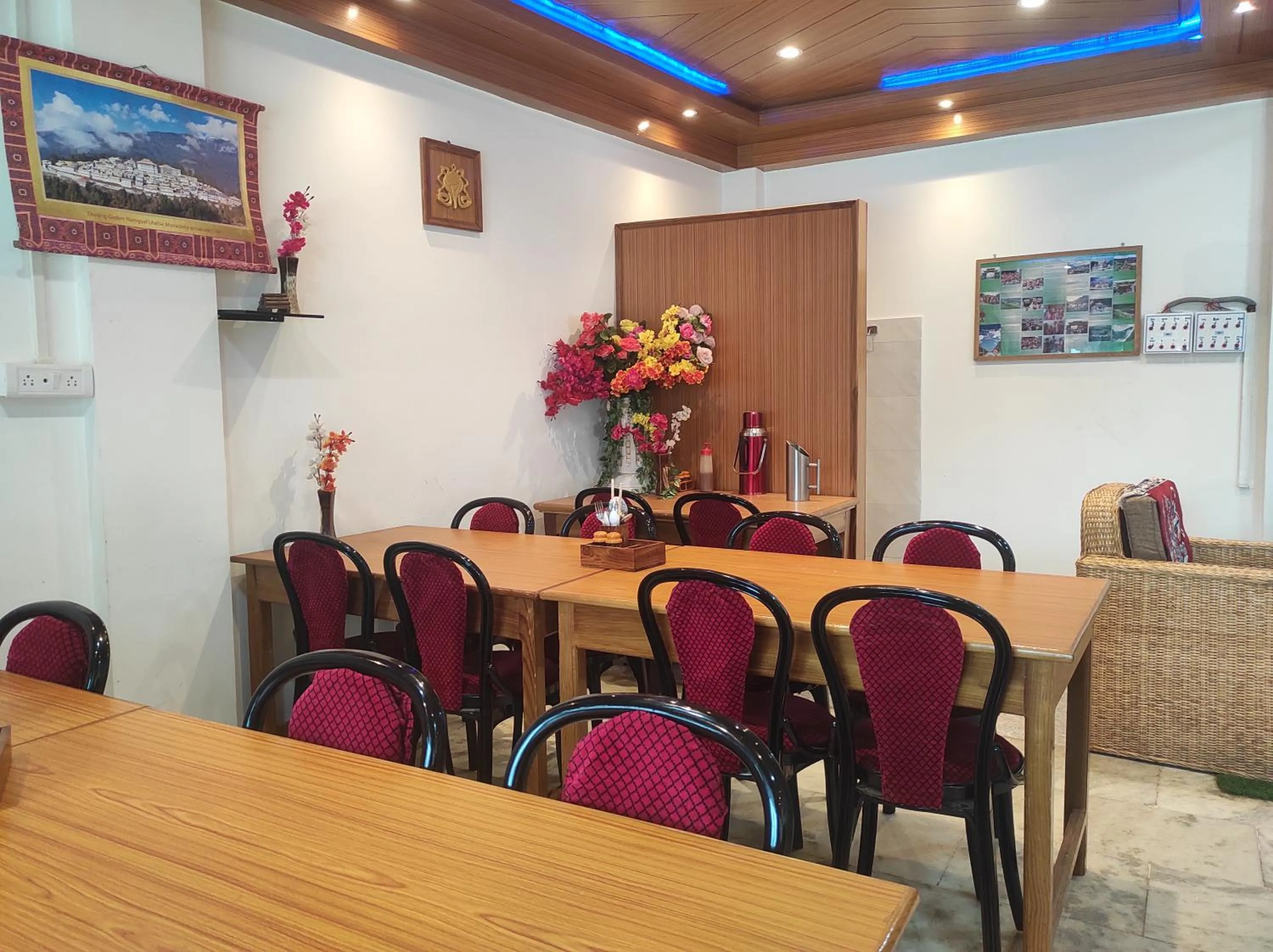 Restaurant/places to eat in Hotel Tawang Regency