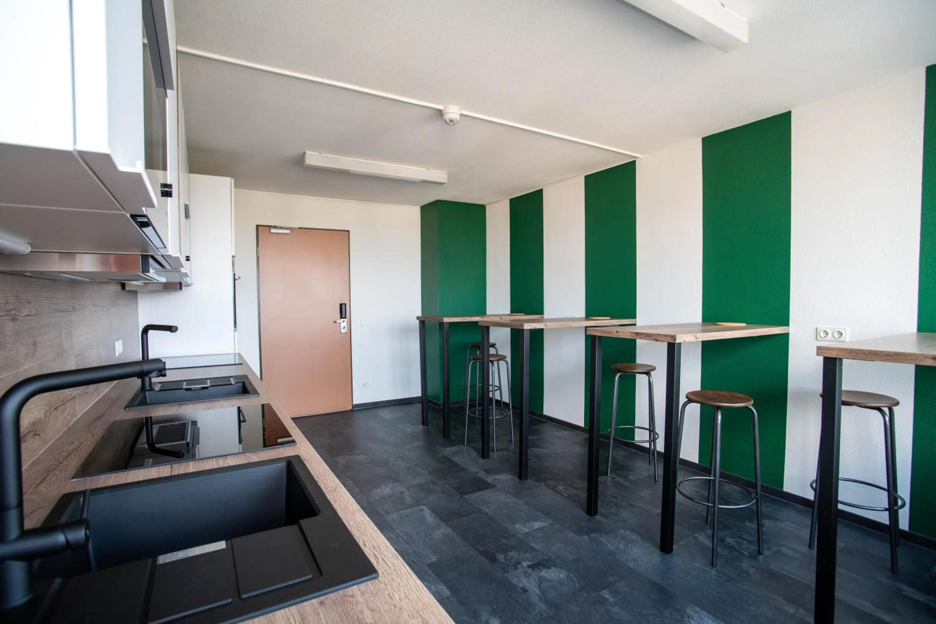 Communal kitchen in Best Western Conference Airporthotel Frankfurt Mörfelden