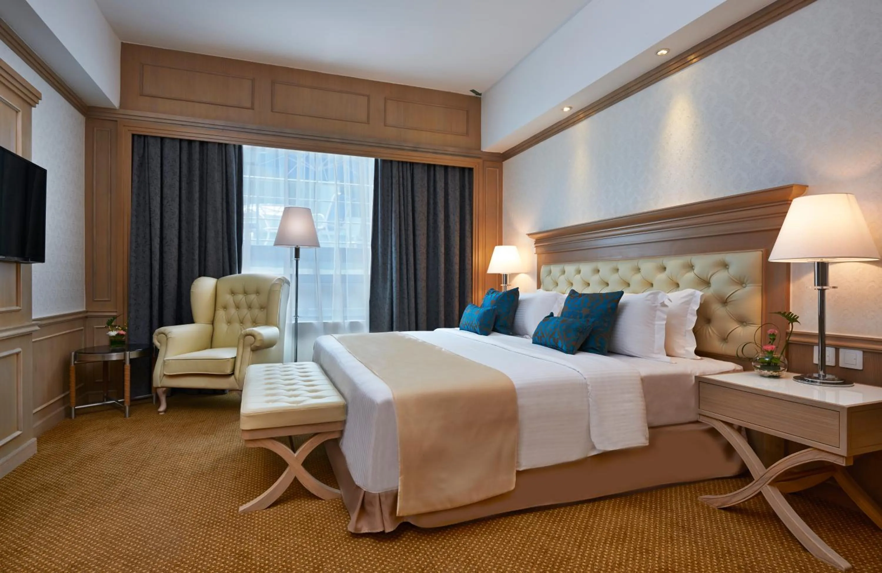 Photo of the whole room, Bed in Royale Chulan Penang