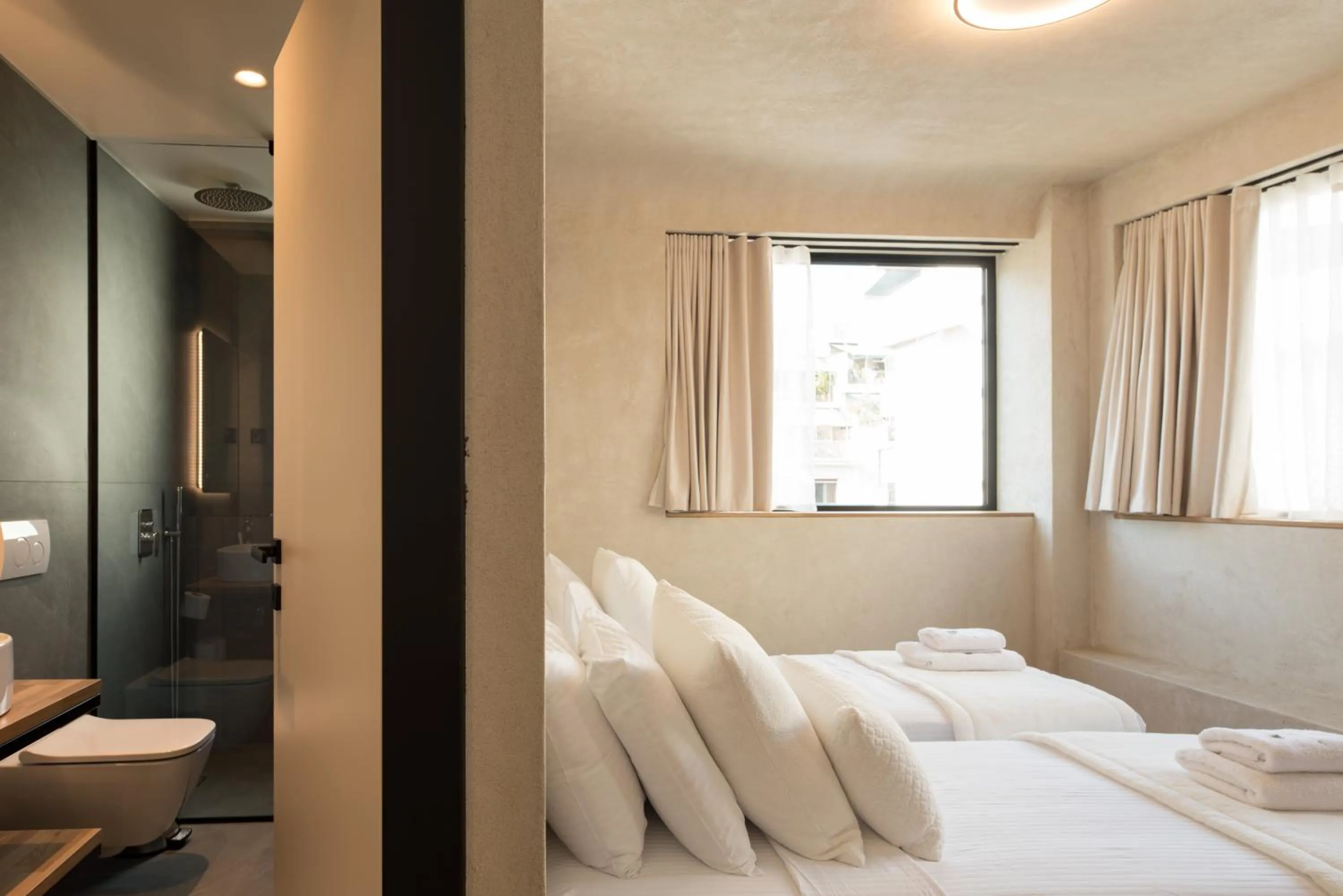 Photo of the whole room, Bed in AthensOwl