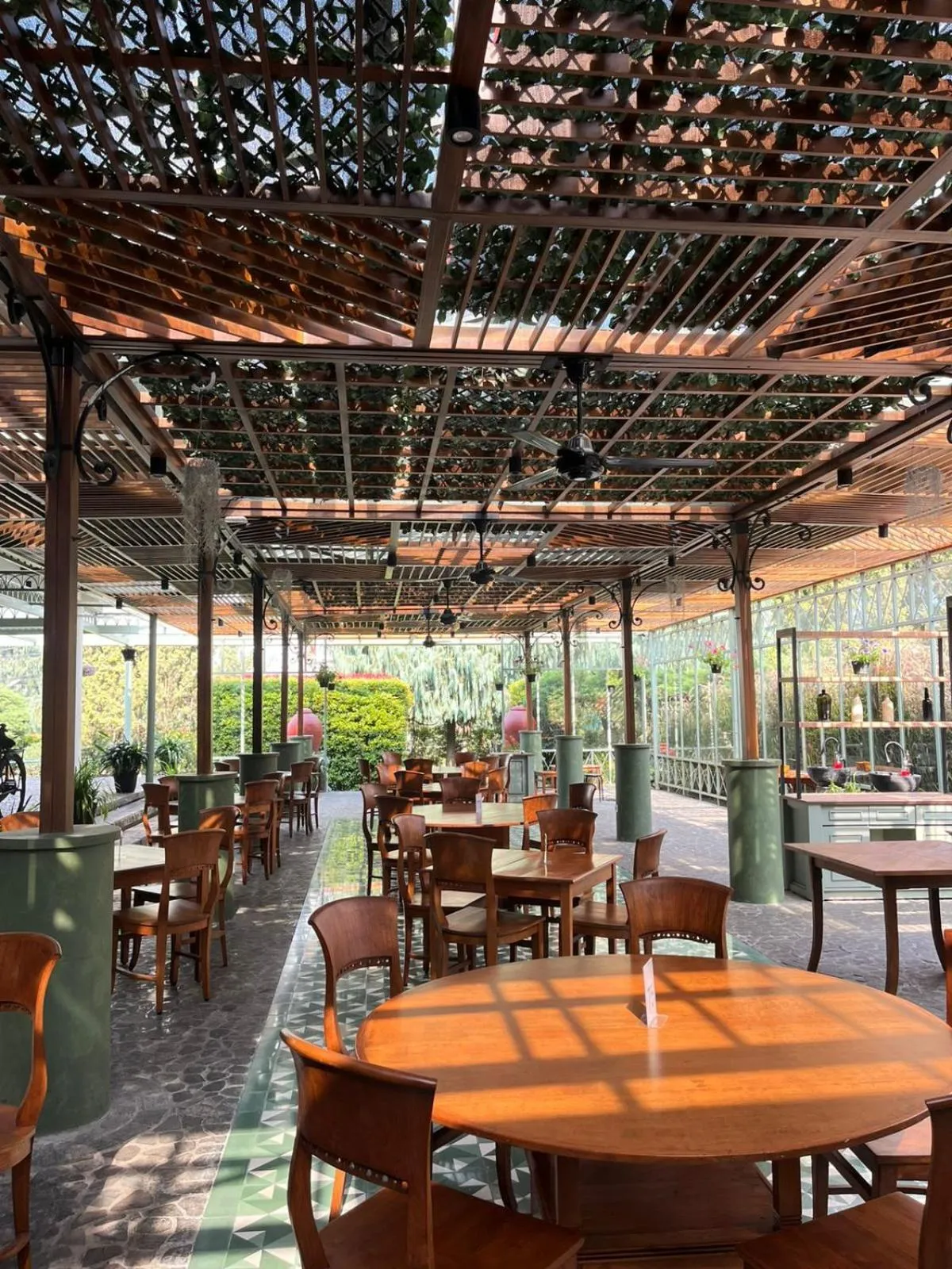 Restaurant/places to eat in Hotel Grand Panorama Lembang