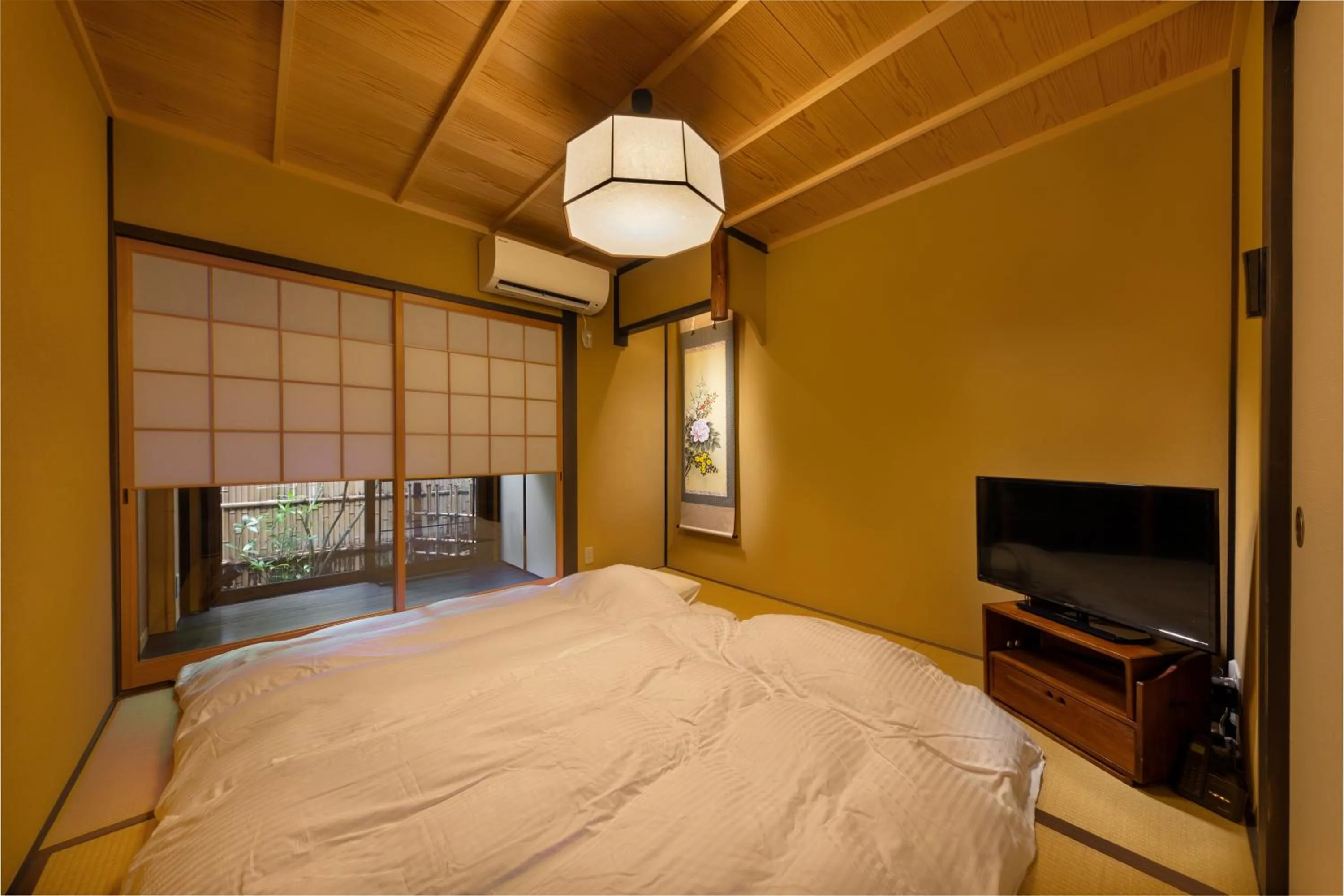 Photo of the whole room, Bed in Kanade Sanjusangendo